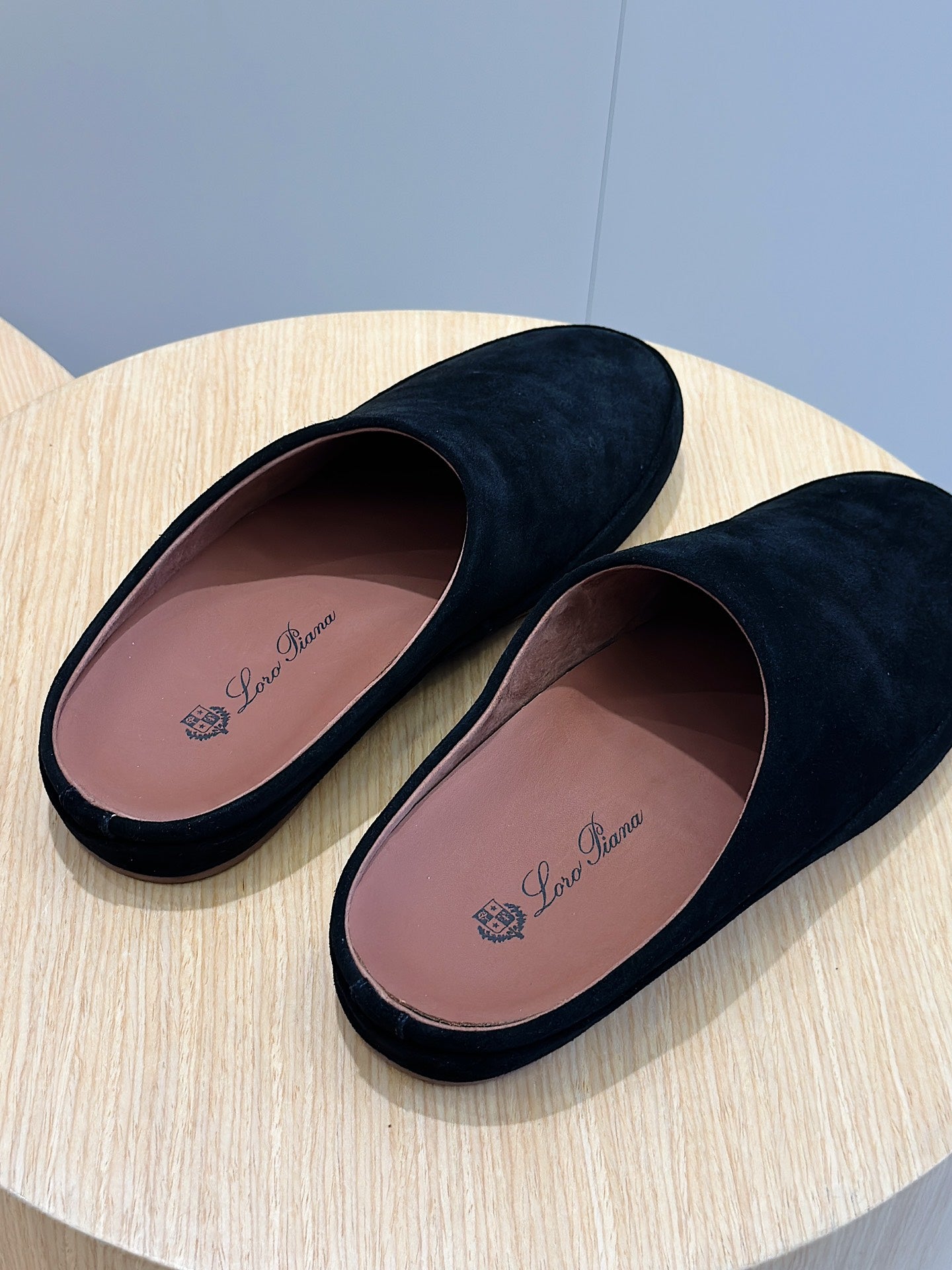 LP TOMORI SABOT MULES BLACK SUEDE