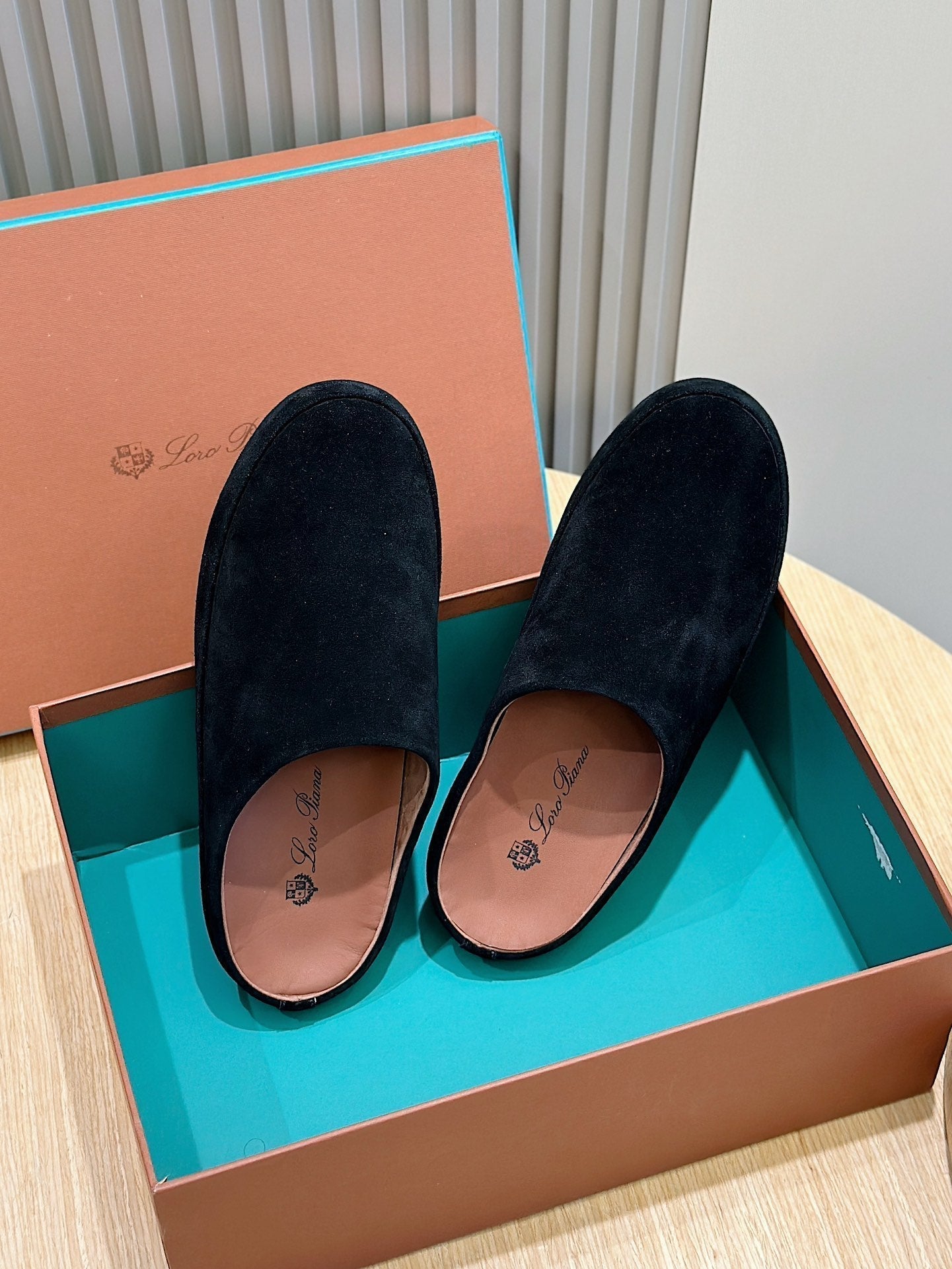 LP TOMORI SABOT MULES BLACK SUEDE