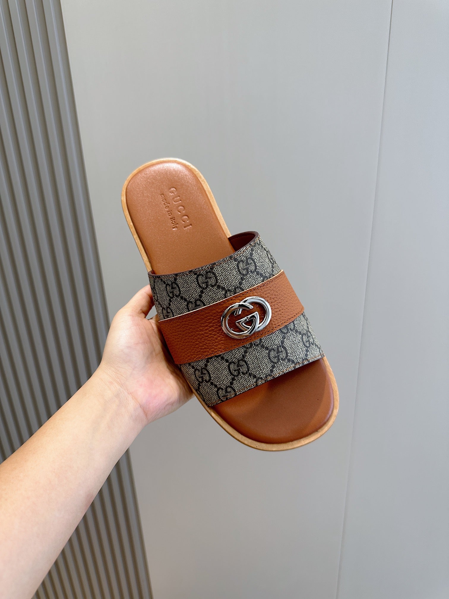 GG Men's Interlocking G Slides Brown Cowhide 547640