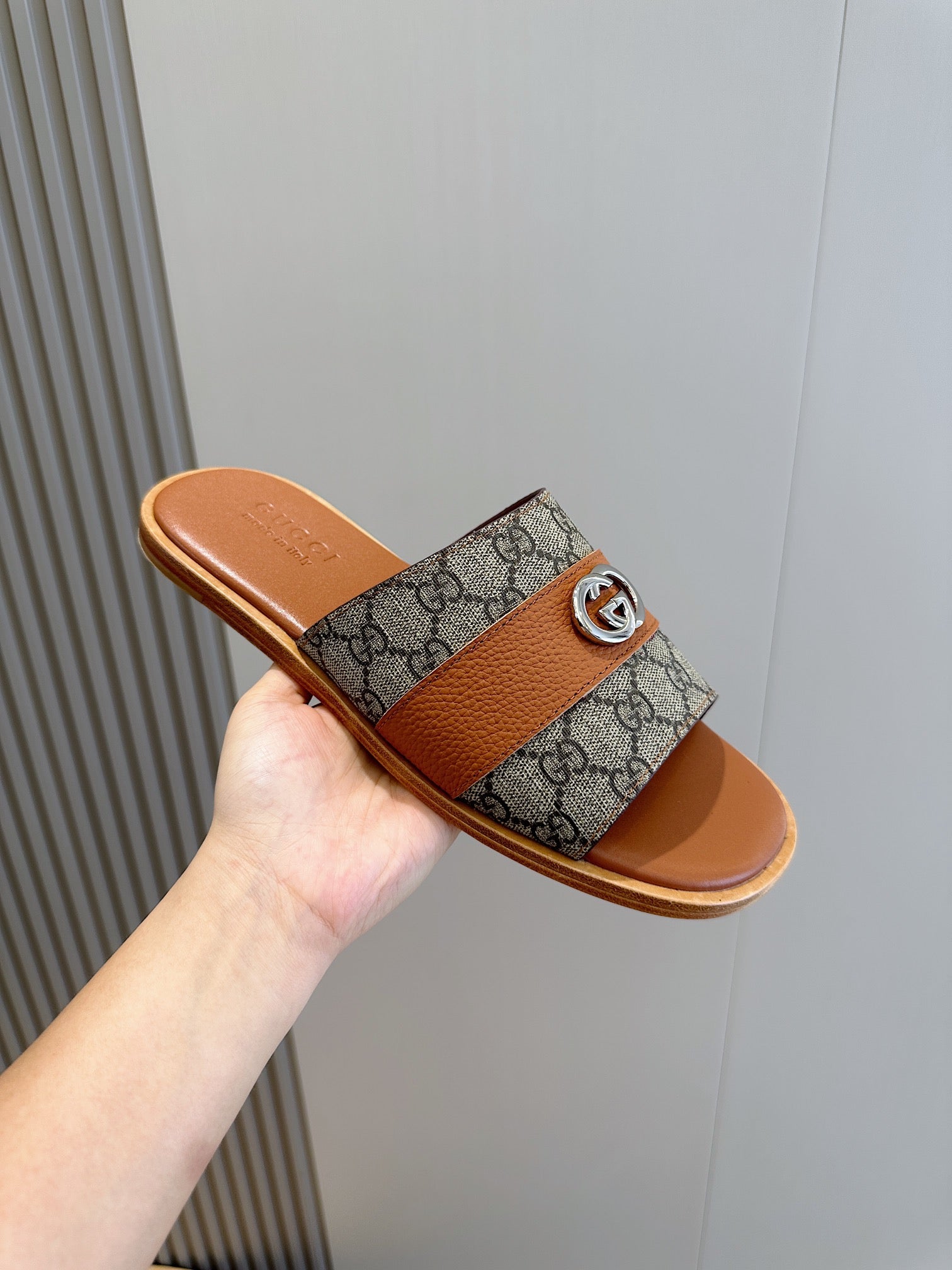 GG Men's Interlocking G Slides Brown Cowhide 547640