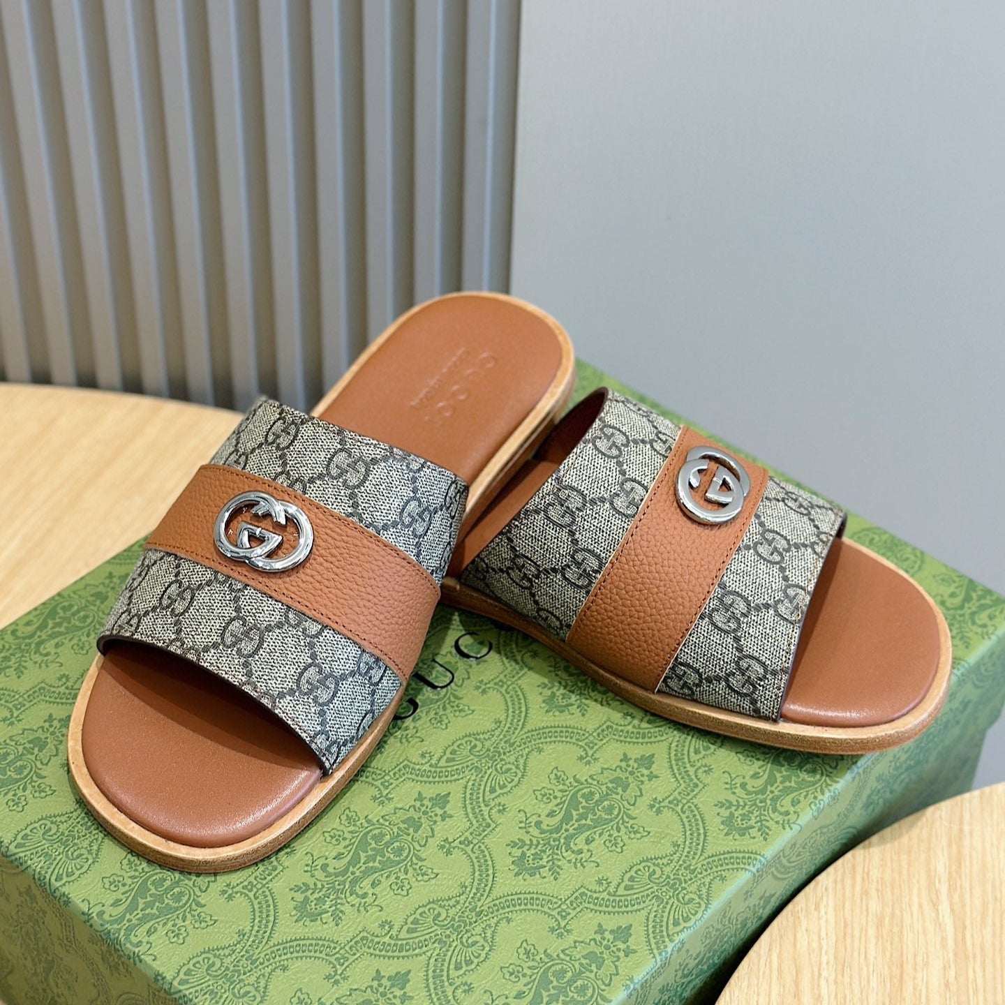 GG Men's Interlocking G Slides Brown Cowhide 547640