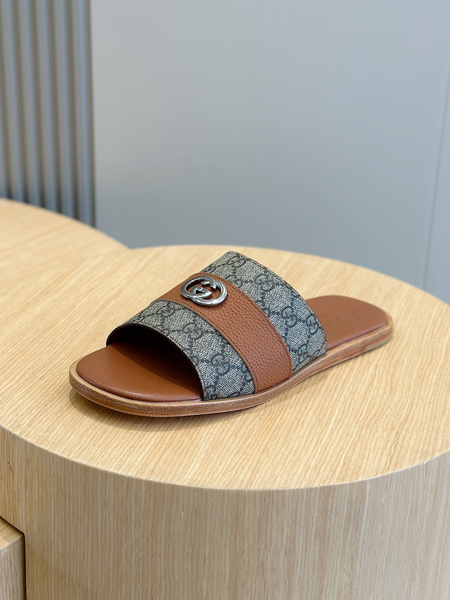 GG Men's Interlocking G Slides Brown Cowhide 547640