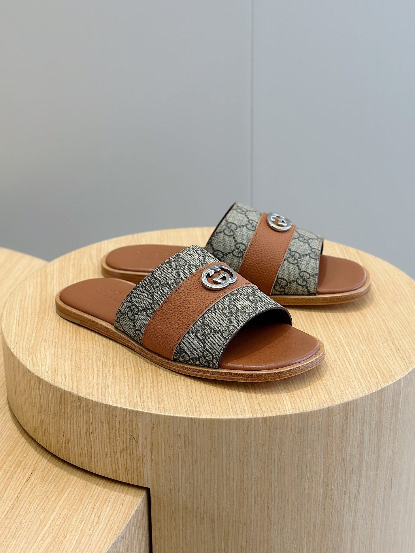 GG Men's Interlocking G Slides Brown Cowhide 547640