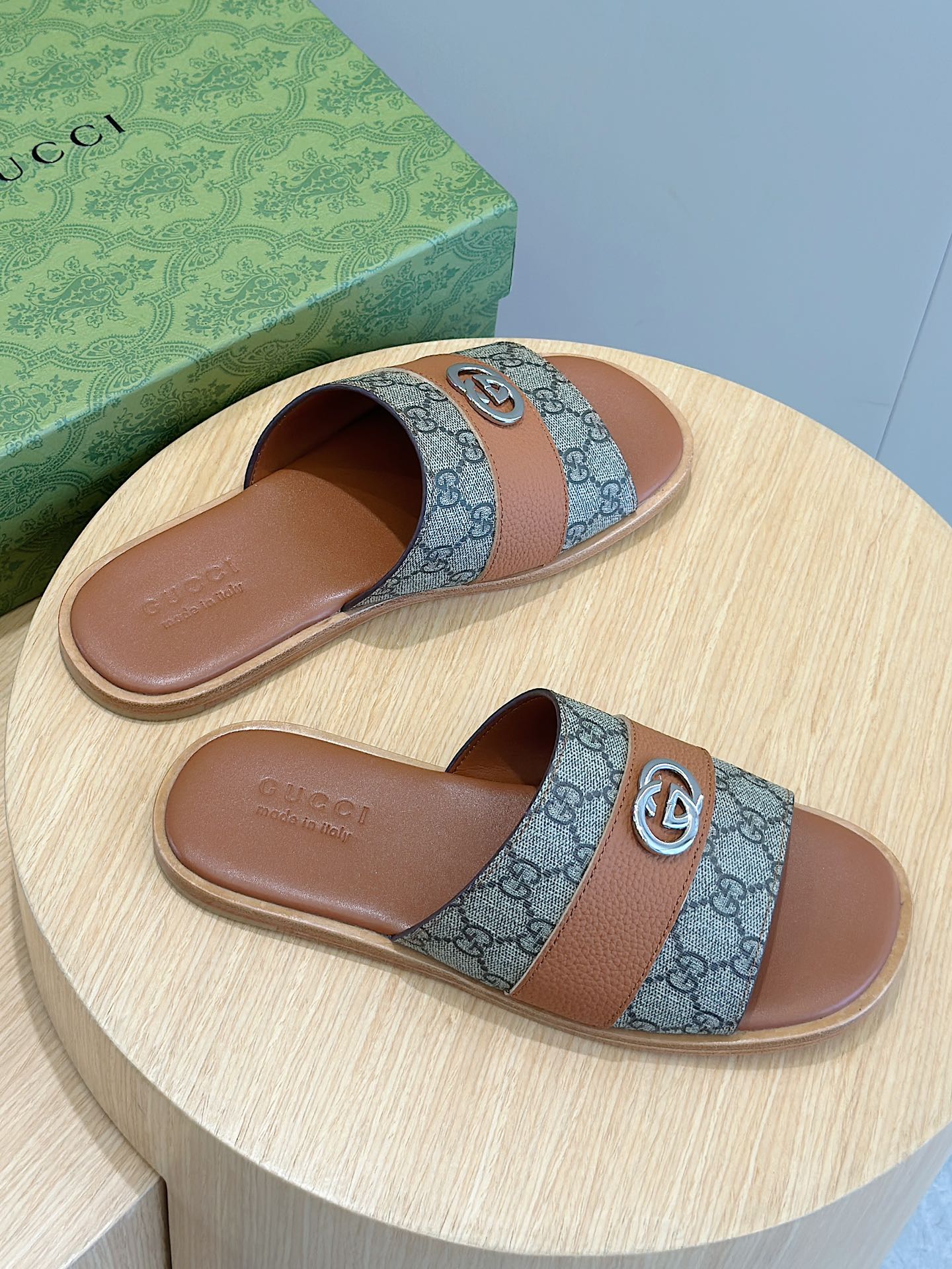 GG Men's Interlocking G Slides Brown Cowhide 547640