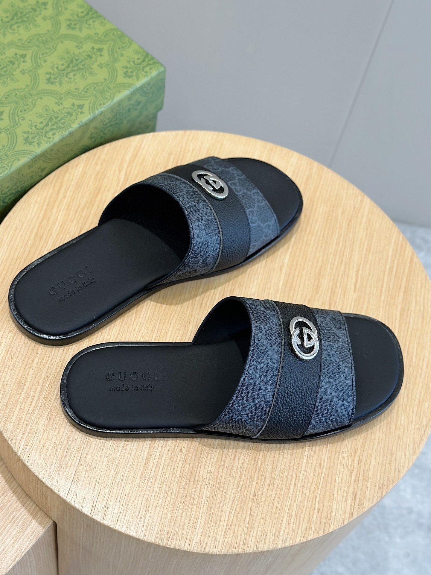 GG Men's Interlocking G Slides Black Cowhide 547642