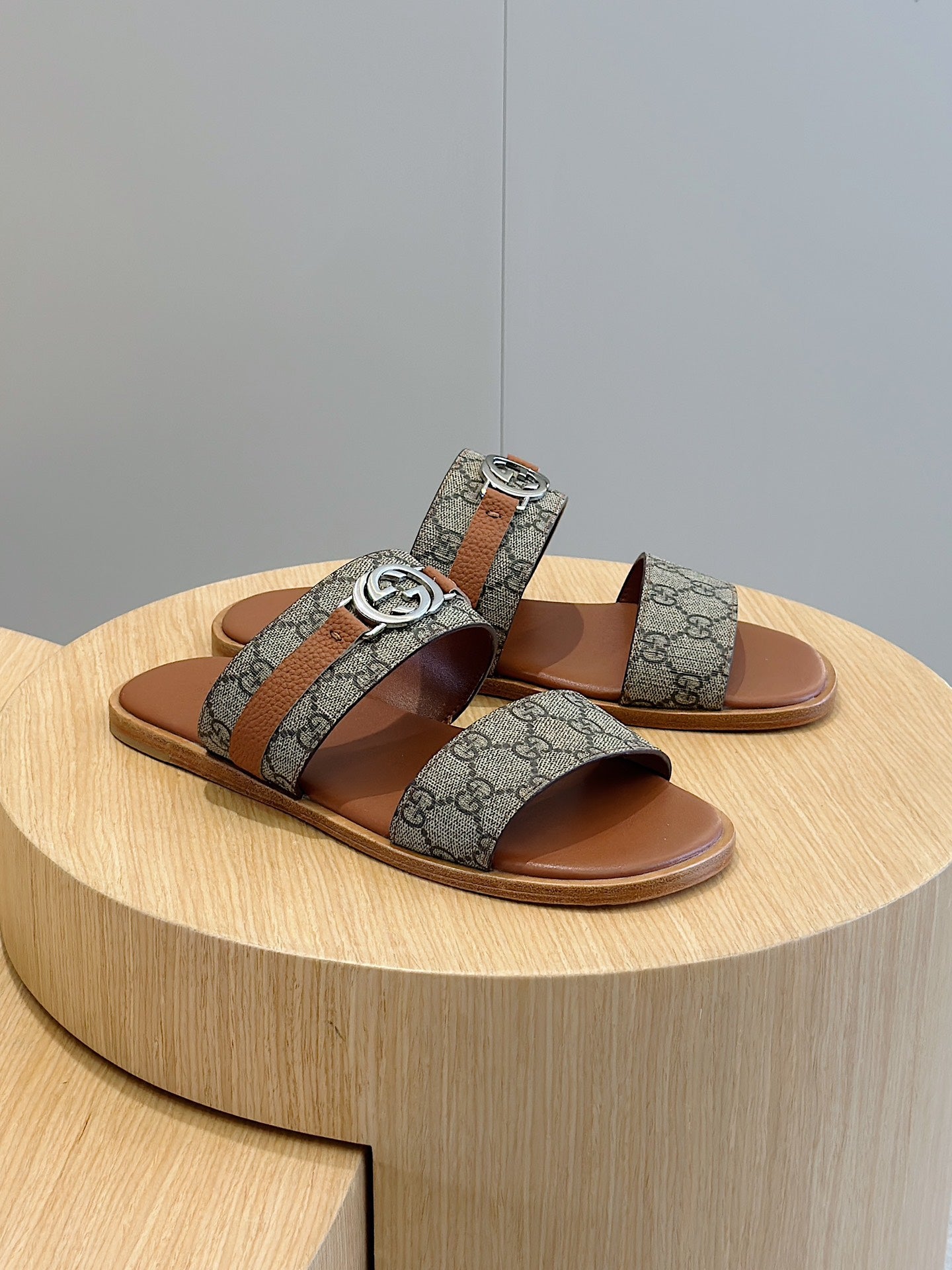 GG Men's Interlocking G Sandals Brown Cowhide 547645