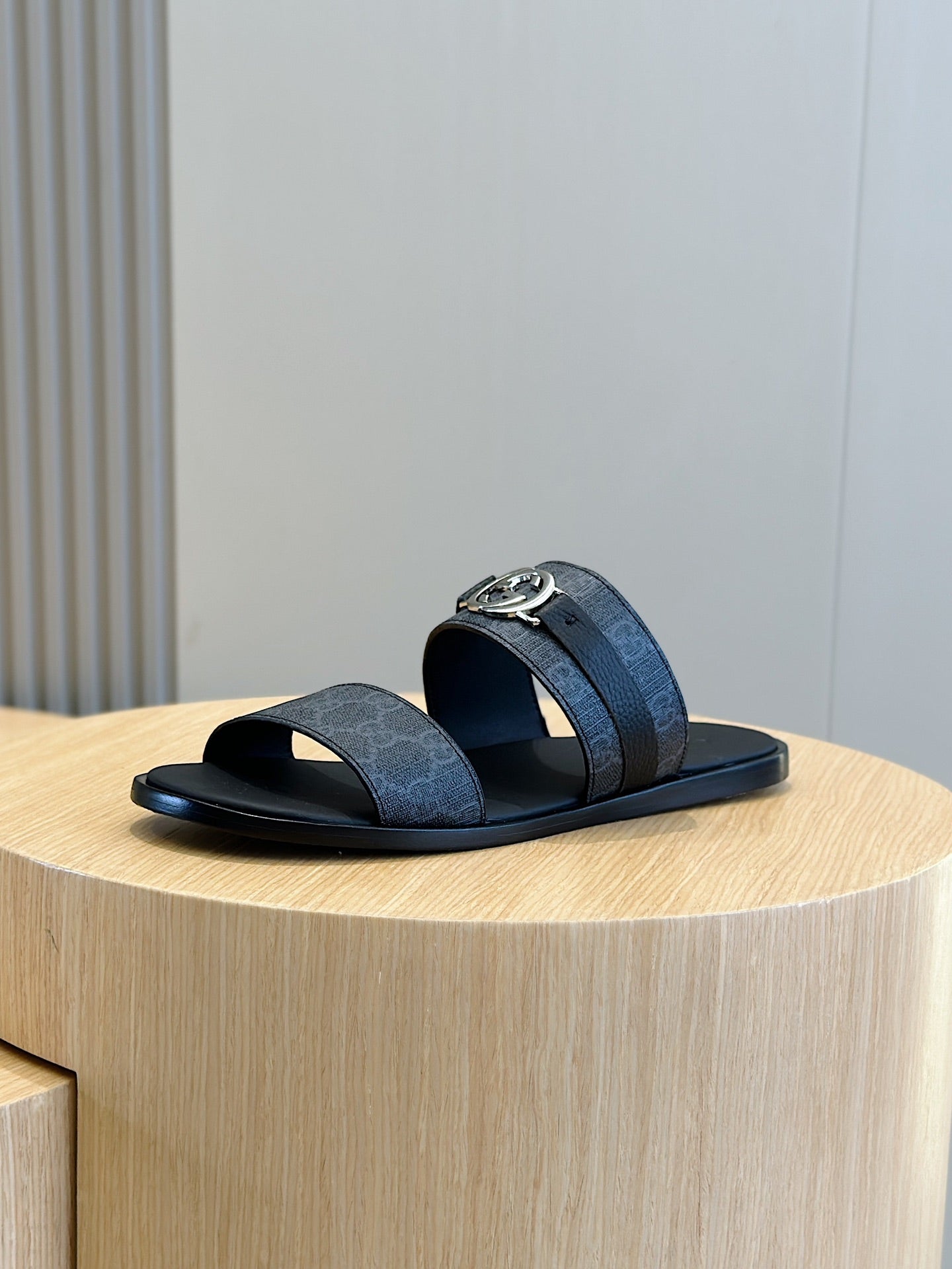 GG Men's Interlocking G Sandals Black Cowhide 547646