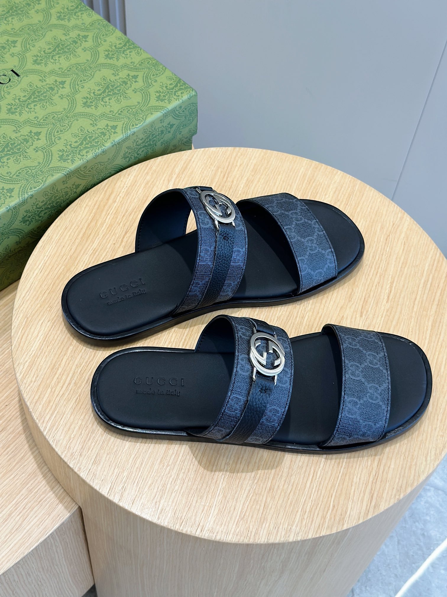 GG Men's Interlocking G Sandals Black Cowhide 547646