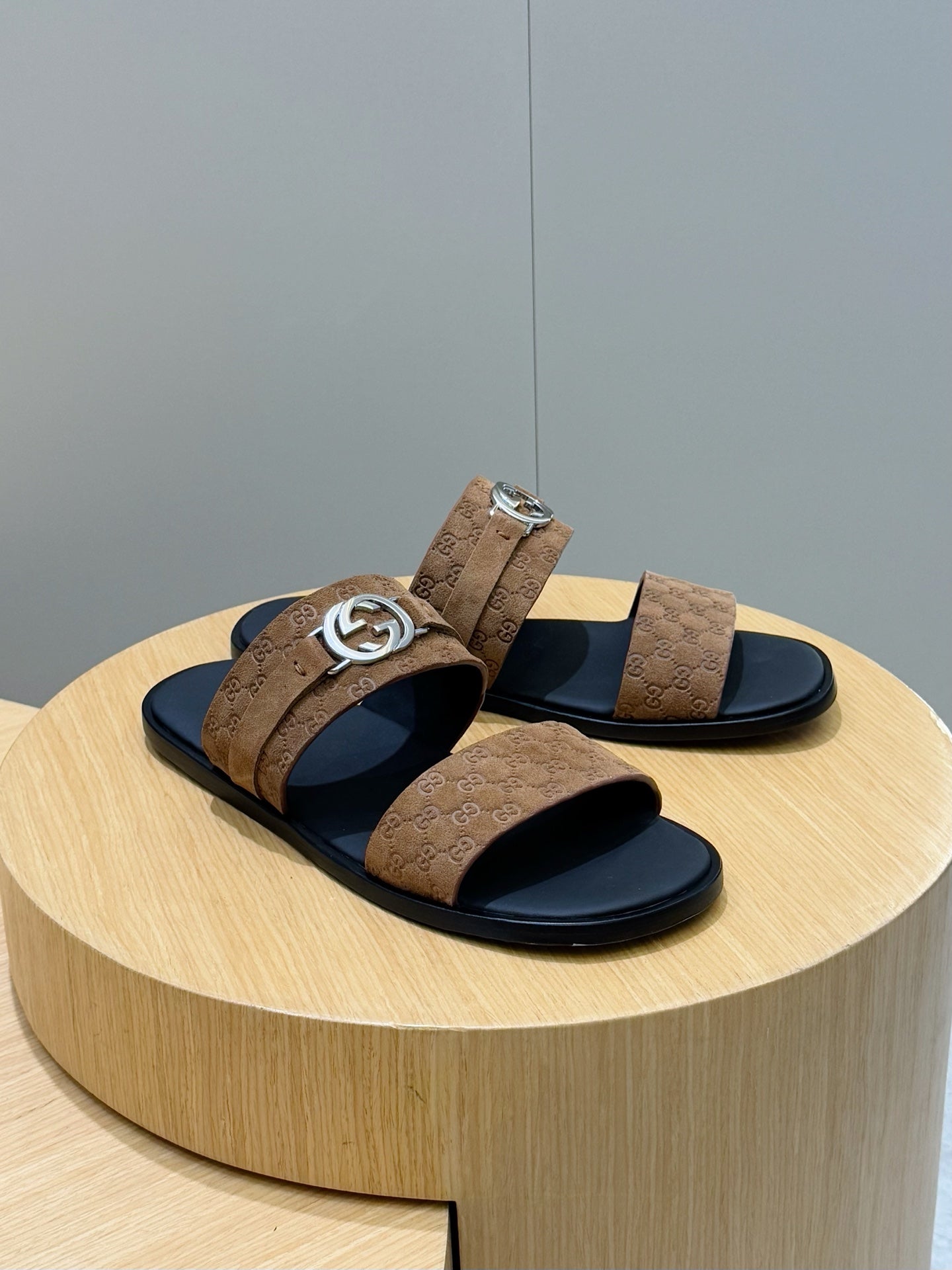 GG Men's Interlocking G Sandals Brown Suede 599982