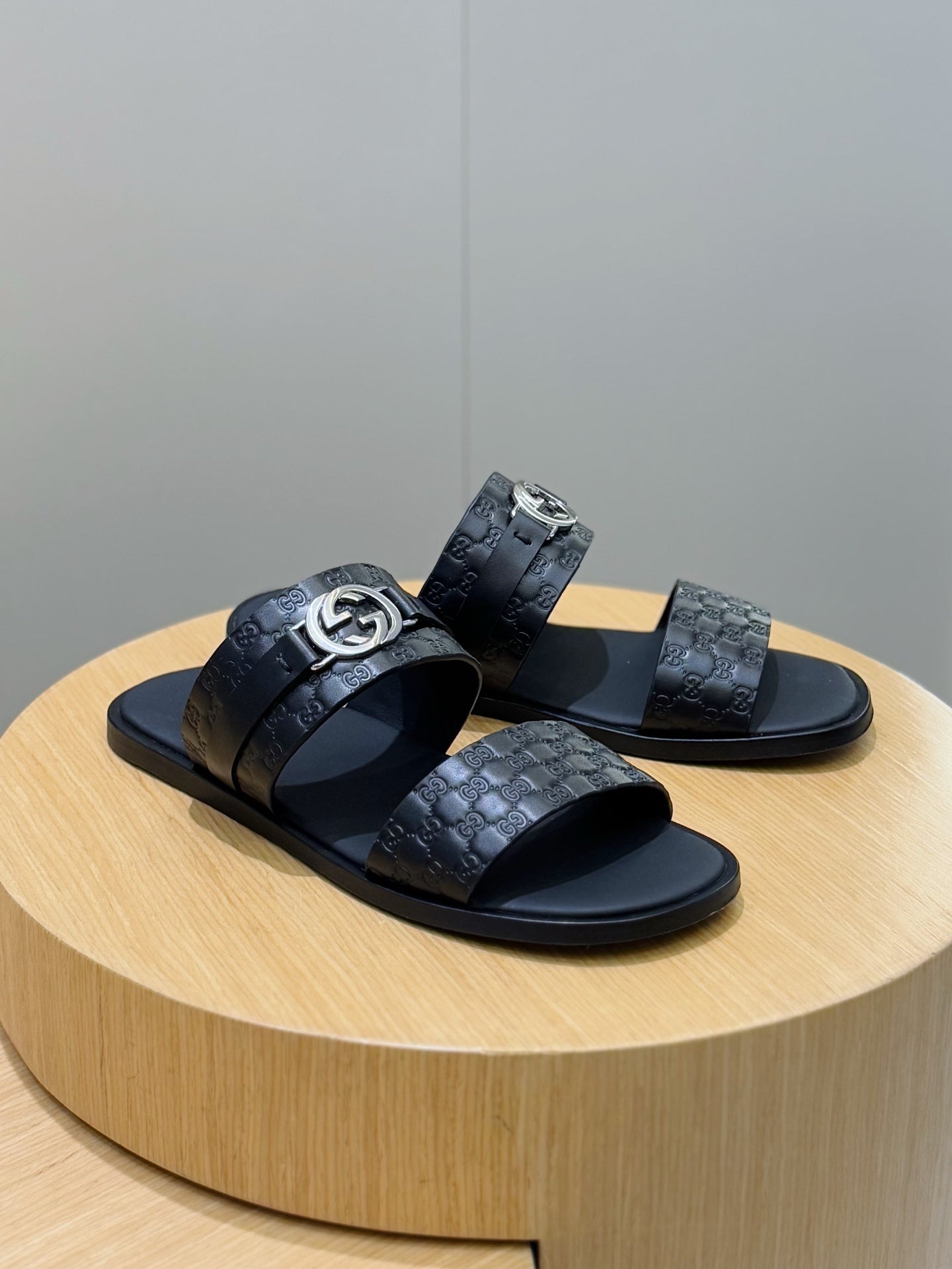 GG Men's Interlocking G Sandals Black Cowhide 599985