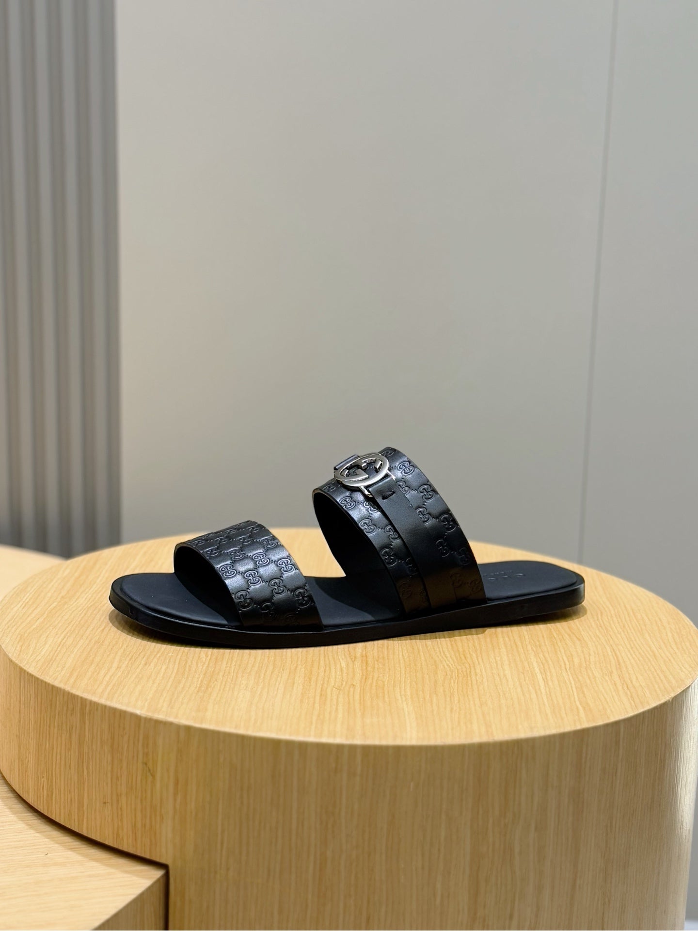 GG Men's Interlocking G Sandals Black Cowhide 599985