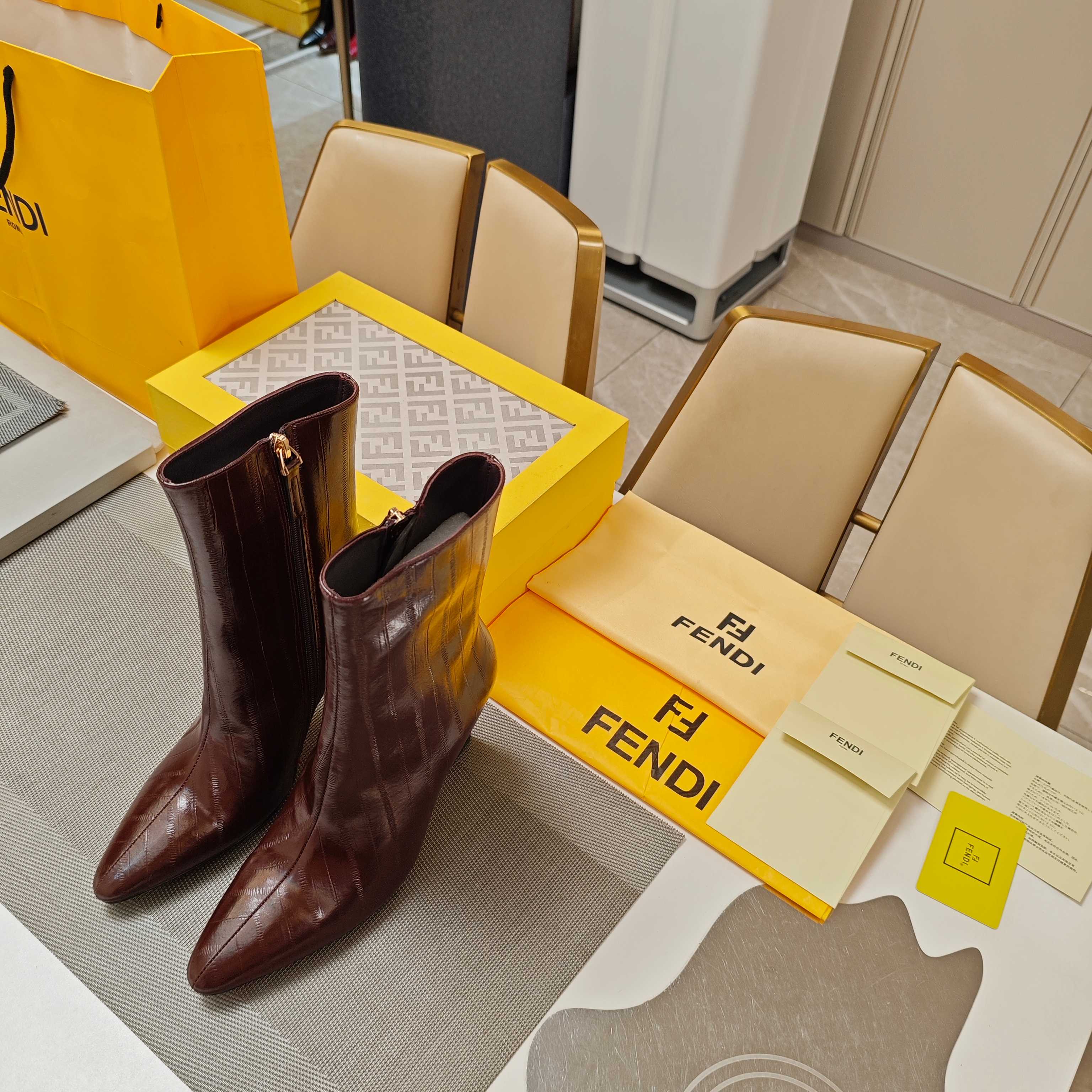 Fendi 25ss high-heeled boots burgundy sheepskin 502715