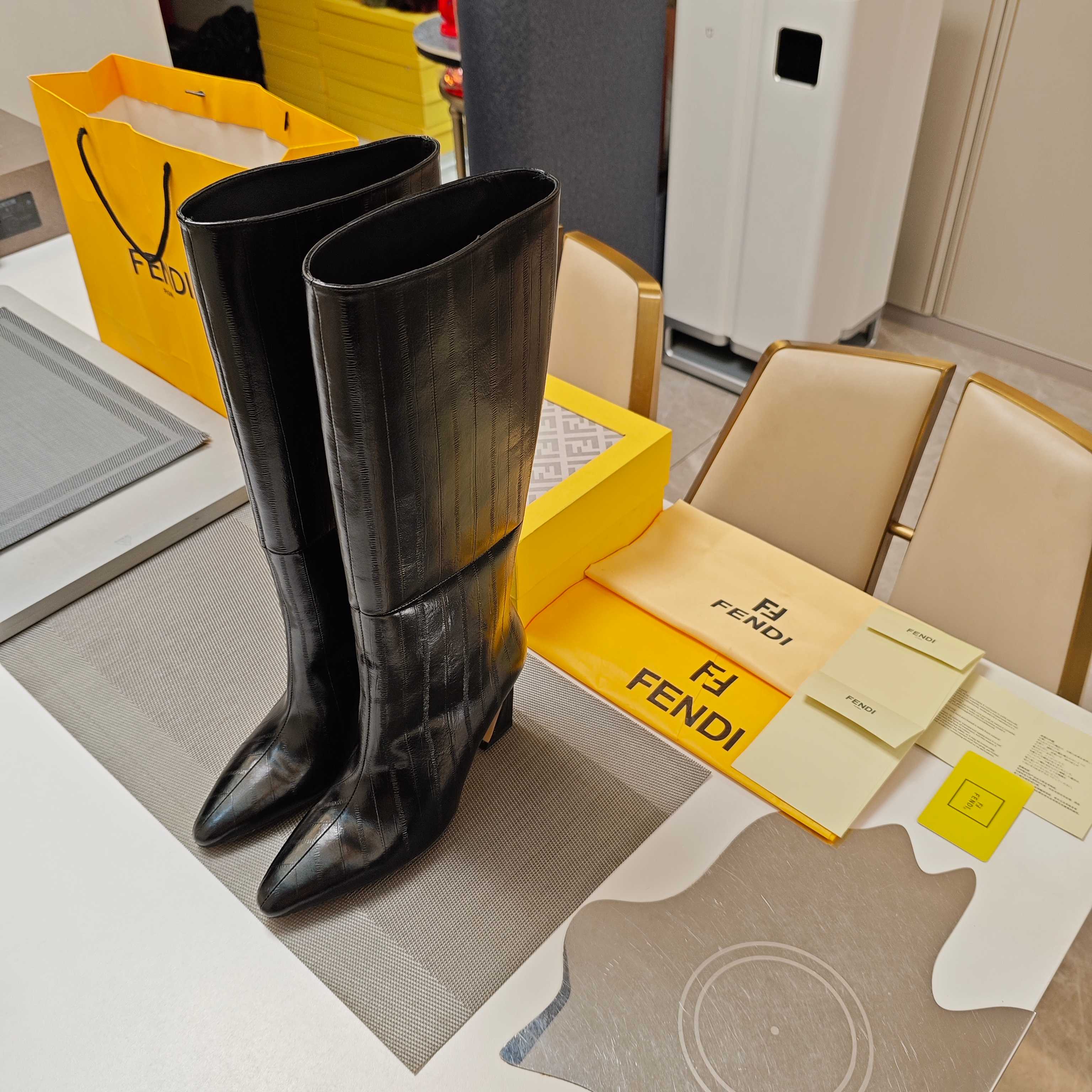Fendi 25ss high-heeled boots black sheepskin 502718
