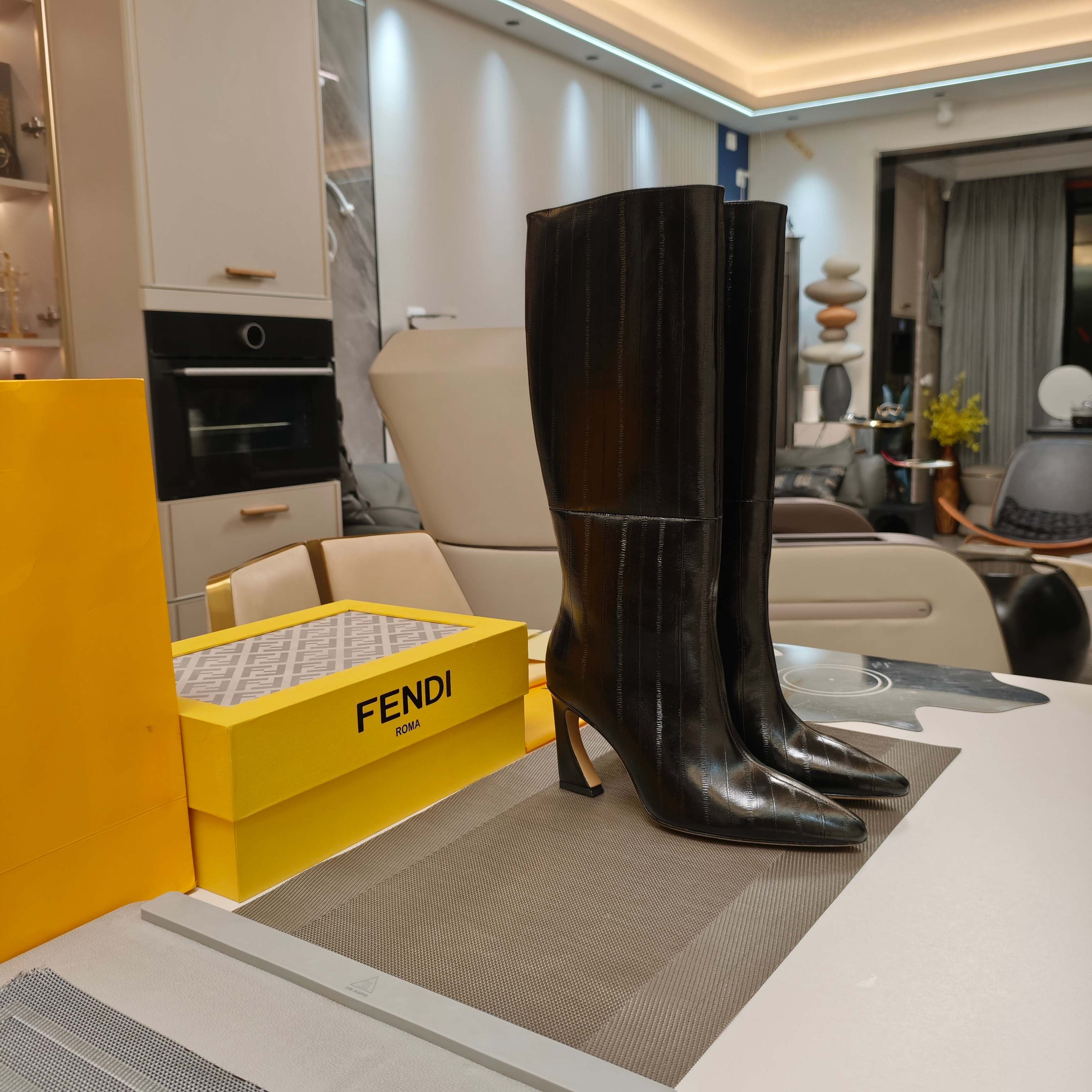 Fendi 25ss high-heeled boots black sheepskin 502718