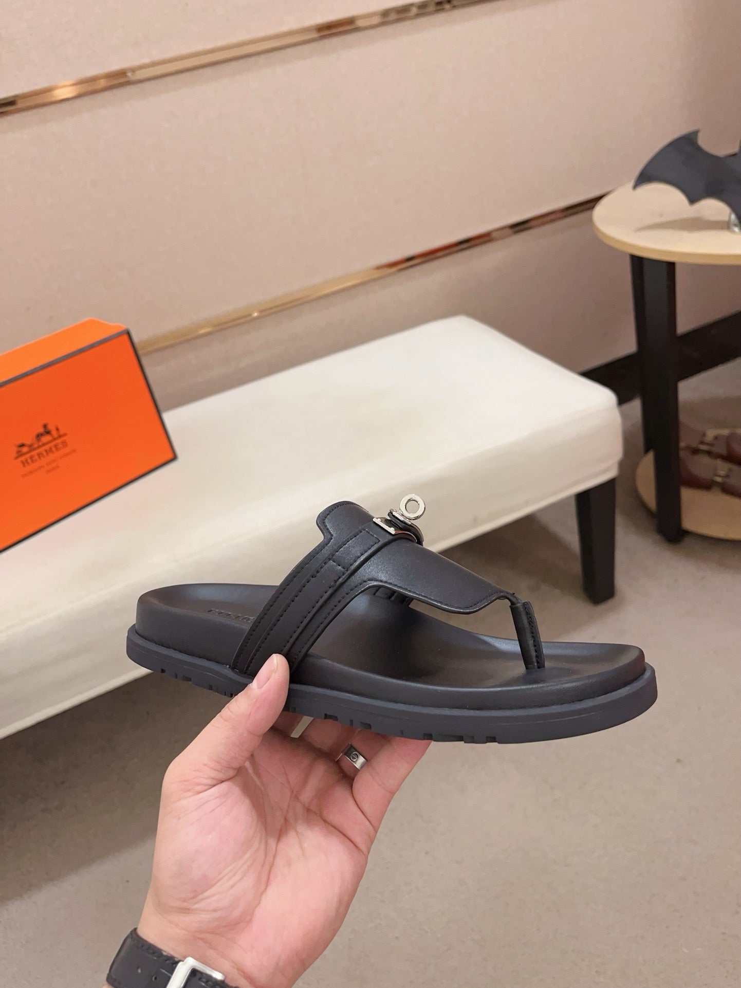 HM Men's Thong Sandals Black Cowhide 564392