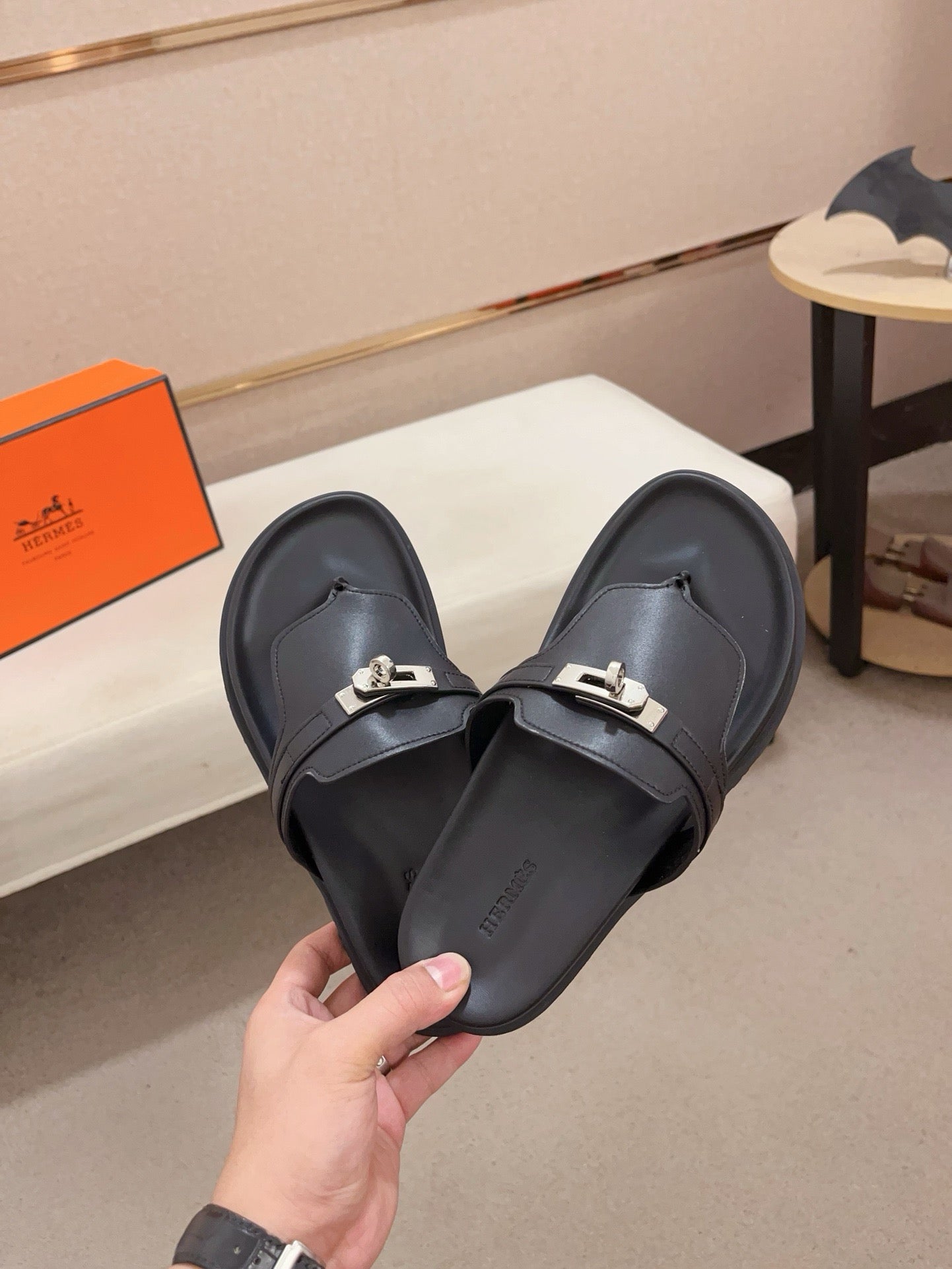 HM Men's Thong Sandals Black Cowhide 564392