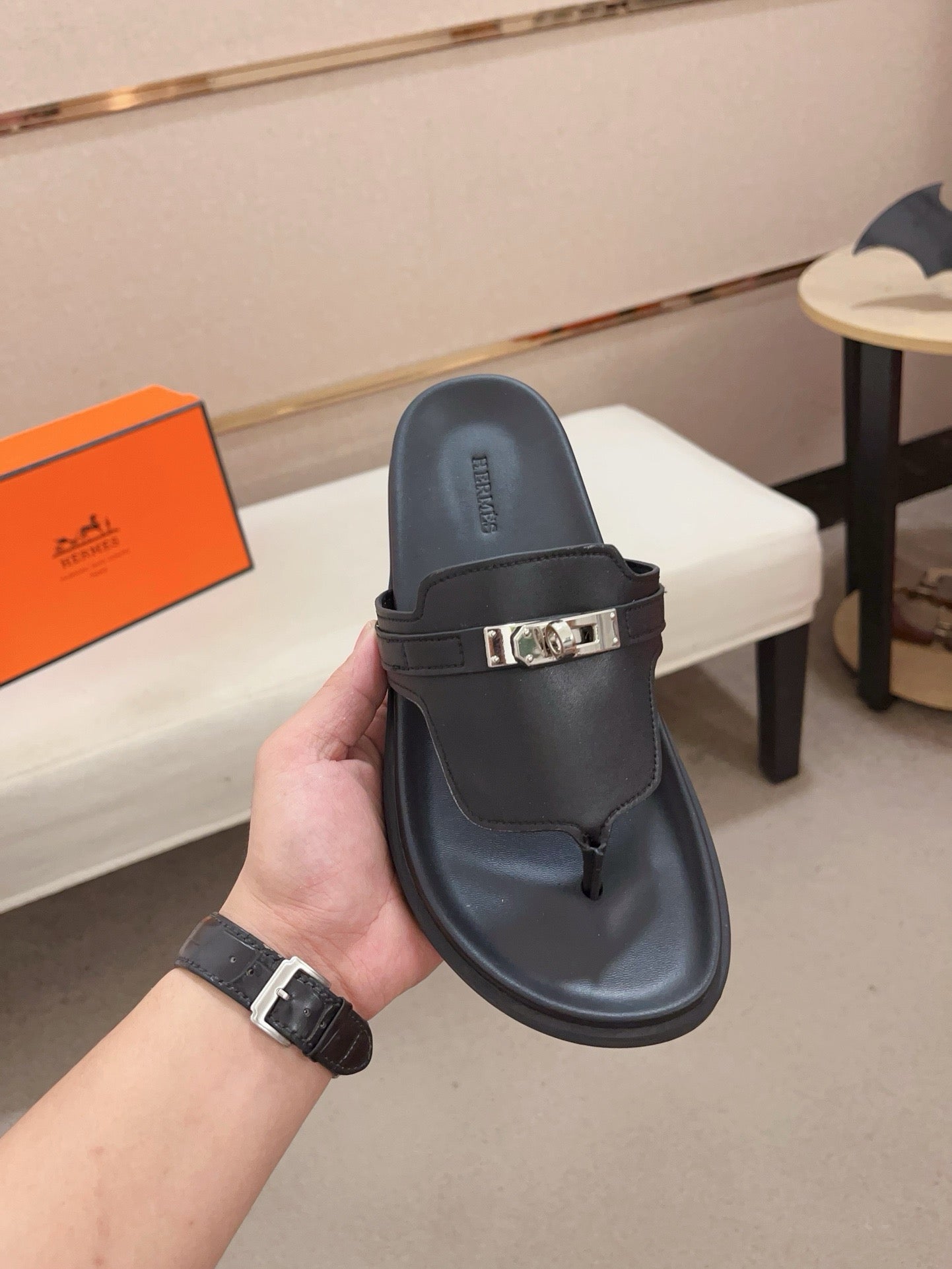 HM Men's Thong Sandals Black Cowhide 564392