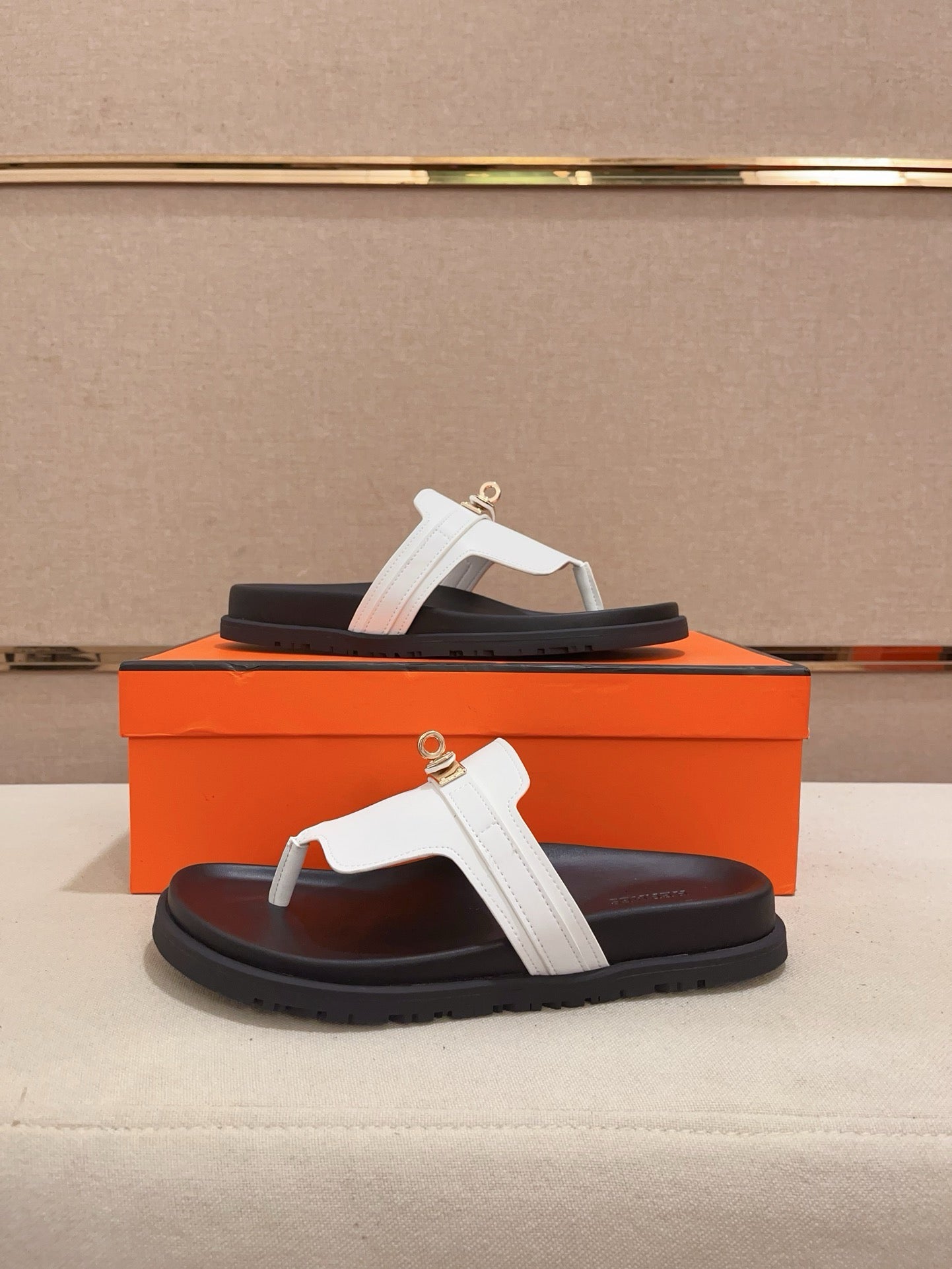 HM Men's Thong Sandals White Cowhide 564395