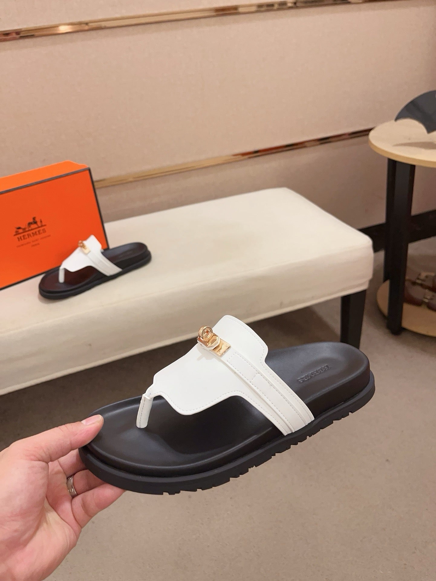 HM Men's Thong Sandals White Cowhide 564395