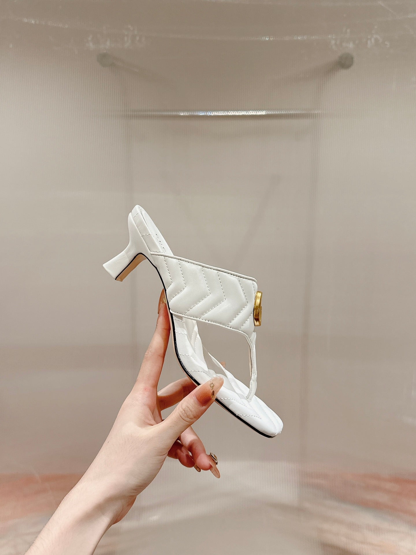 HIGH THONG MULE 55MM IN WHITE CALFSKIN WITH GOLD HARDWARE