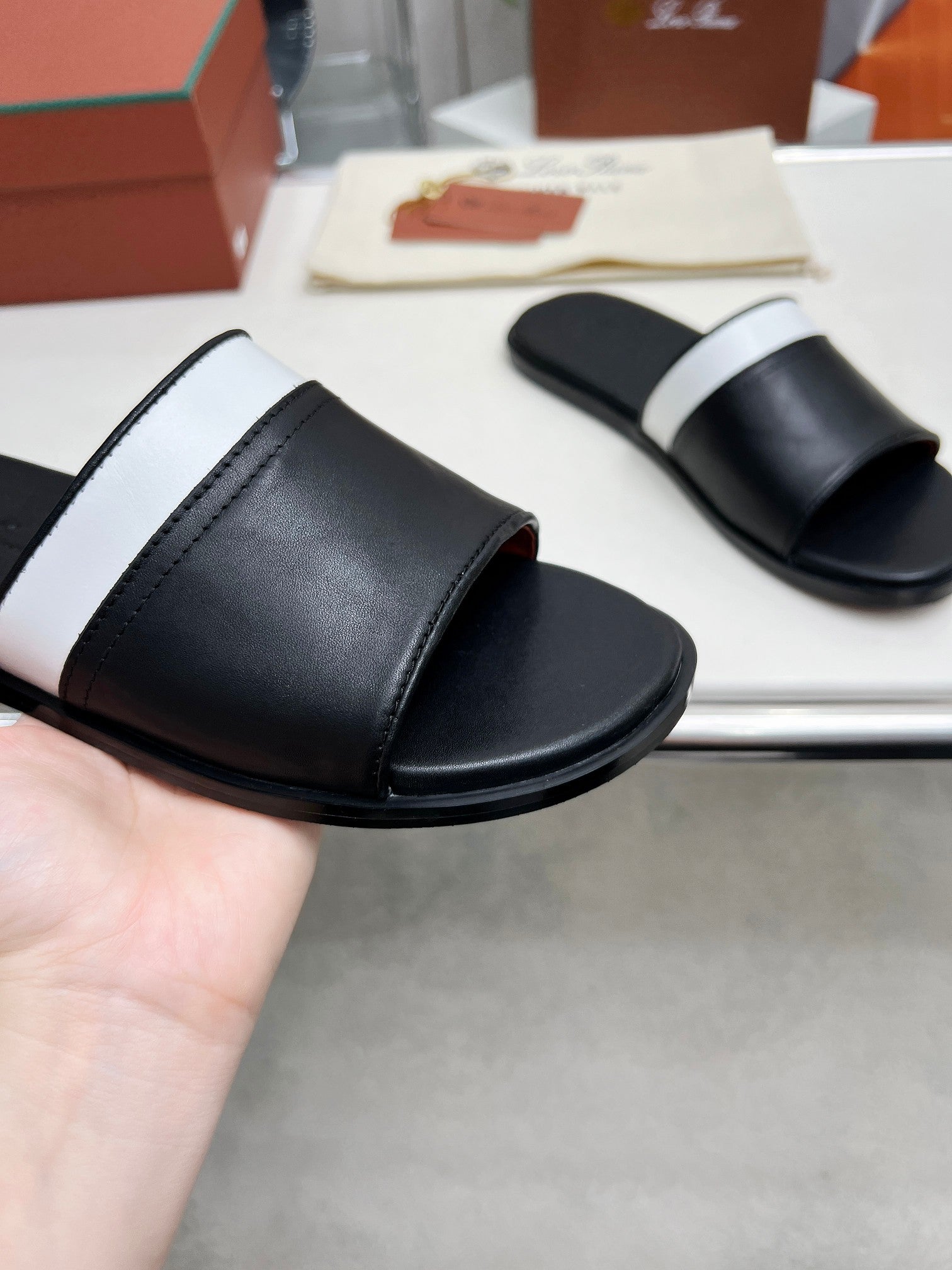 LP SLIPPER PATHON BLACK CALFSKIN