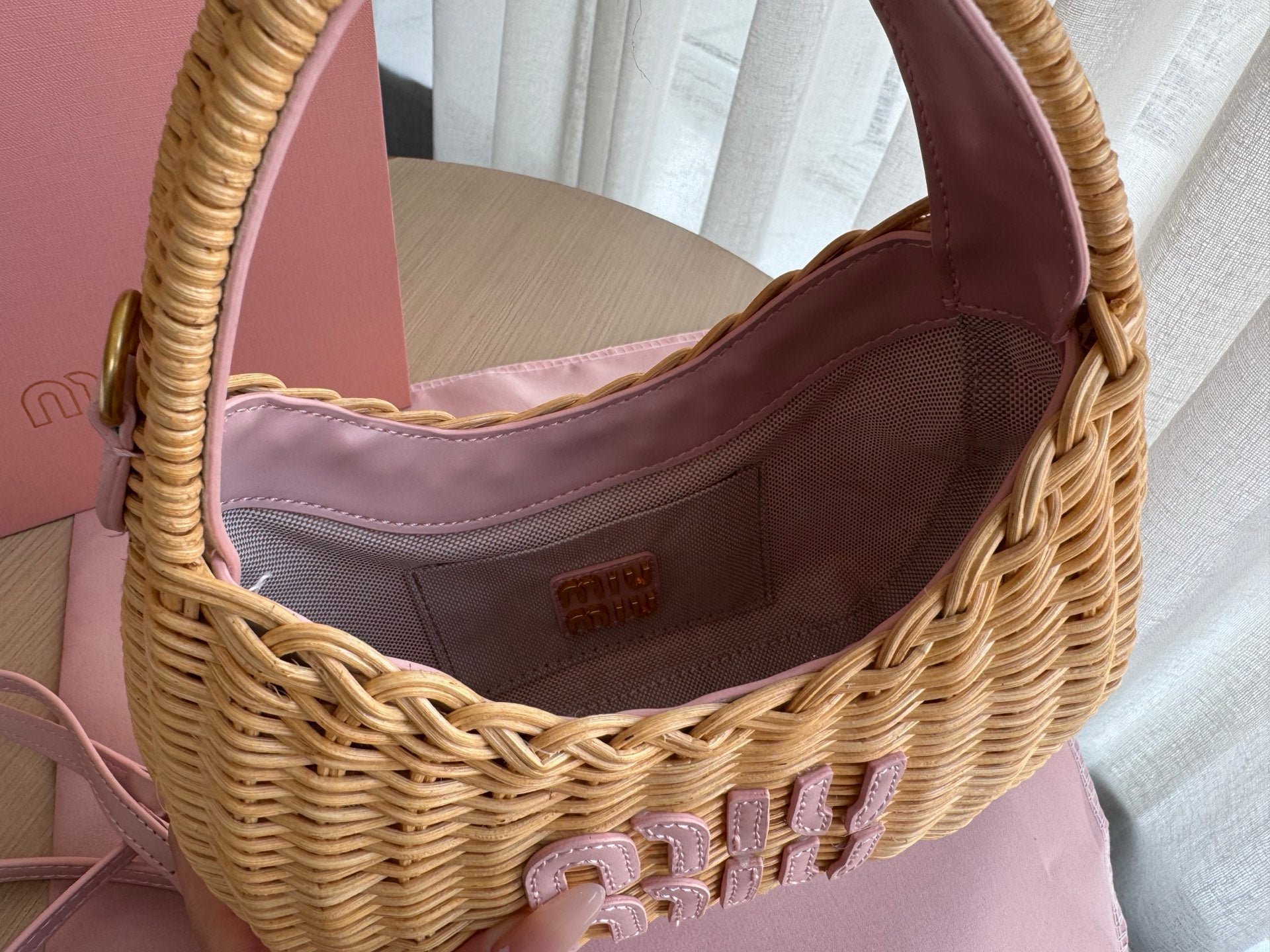 WANDER WICKER HOBO BAG 20 IN BROWN HANDWOVEN WITH PINK CALFSKIN LOGO