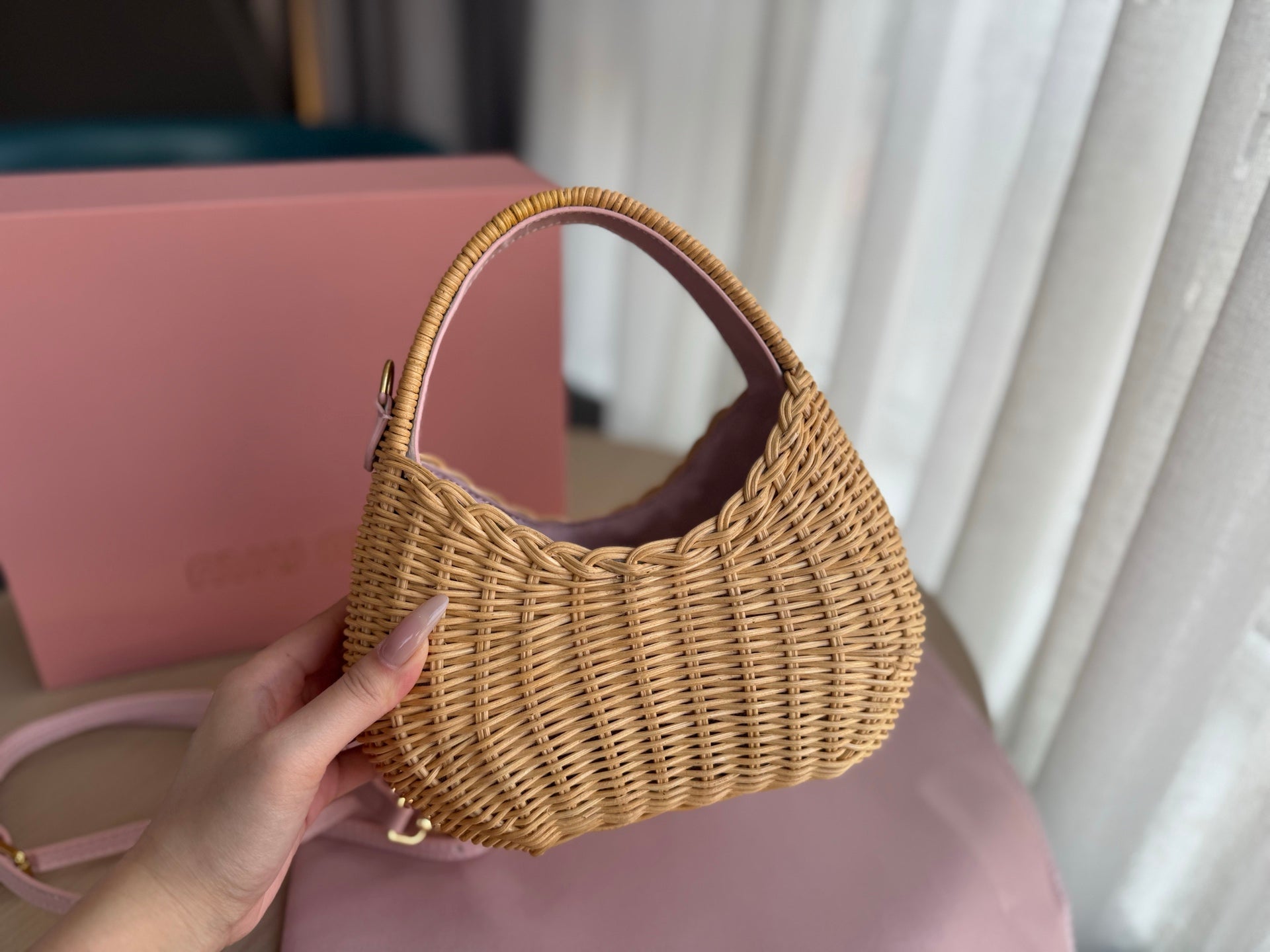 WANDER WICKER HOBO BAG 20 IN BROWN HANDWOVEN WITH PINK CALFSKIN LOGO