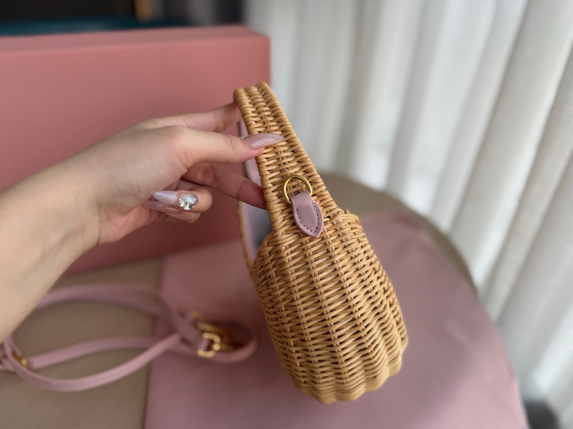 WANDER WICKER HOBO BAG 20 IN BROWN HANDWOVEN WITH PINK CALFSKIN LOGO