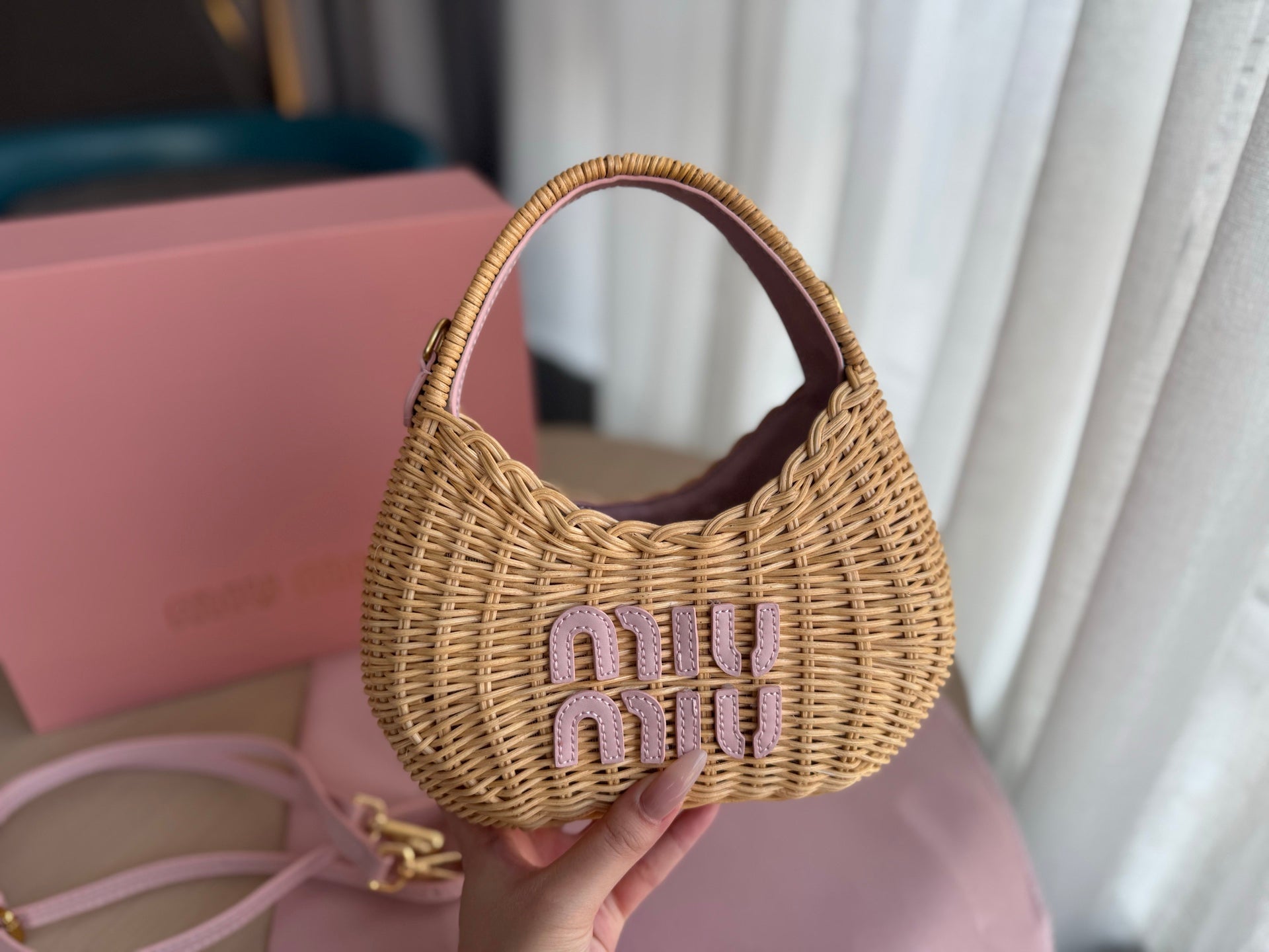 WANDER WICKER HOBO BAG 20 IN BROWN HANDWOVEN WITH PINK CALFSKIN LOGO