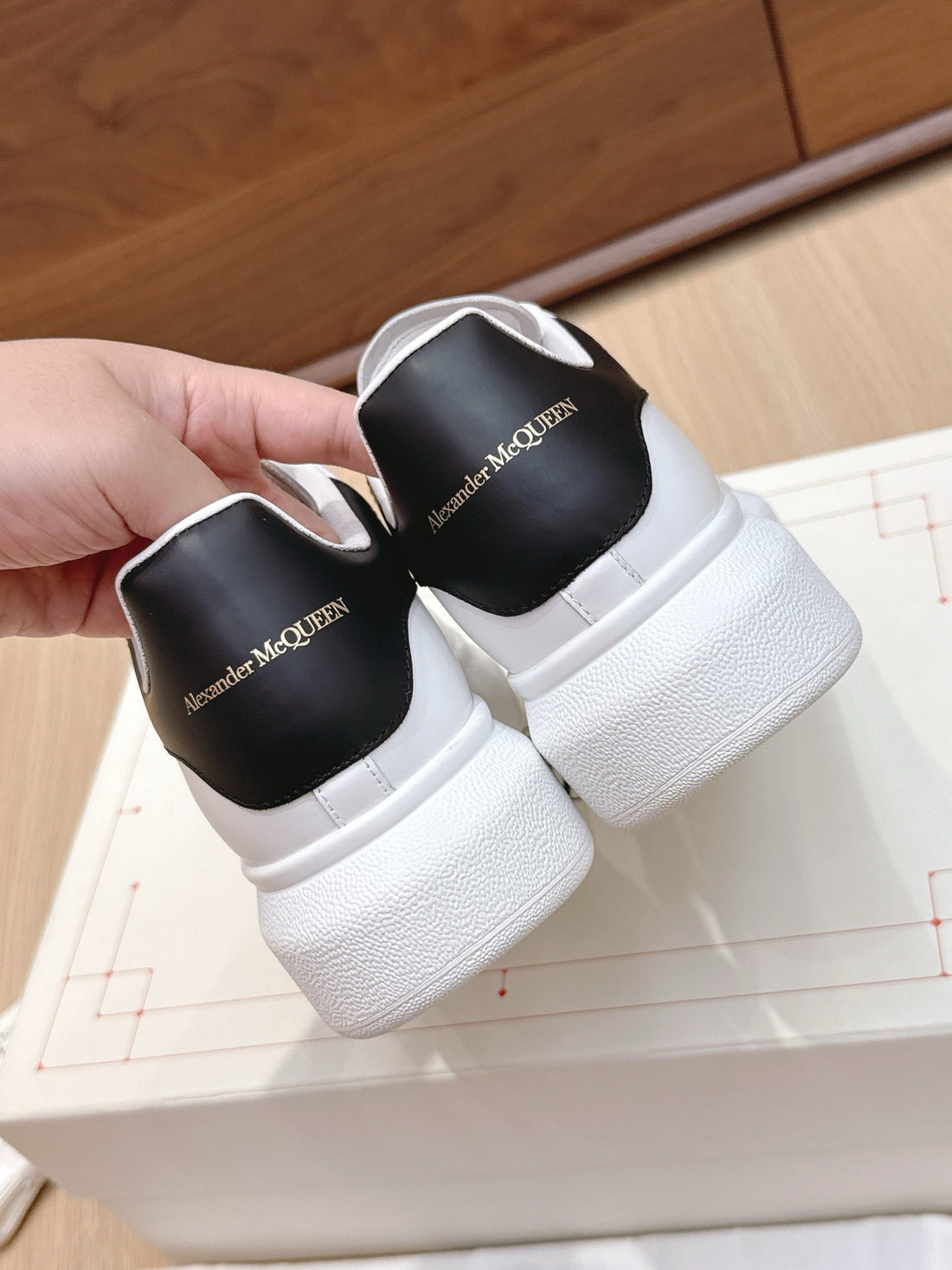 Alexander McQueen Sneaker White Black Cowhide 463111