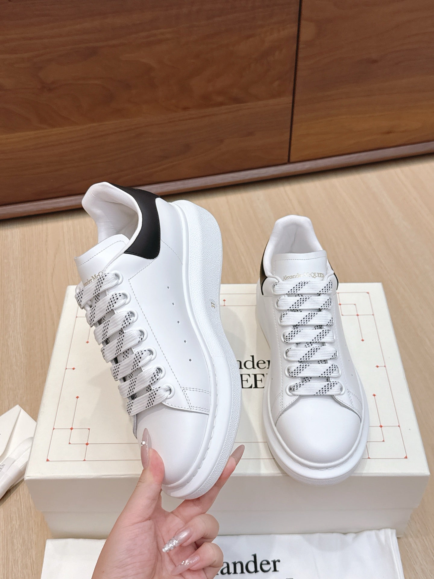 Alexander McQueen Sneaker White Black Cowhide 463111