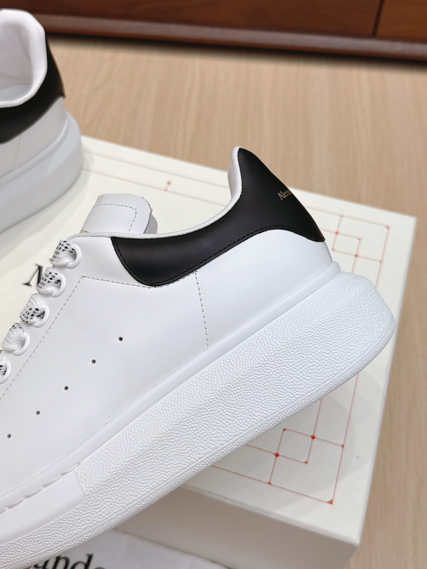 Alexander McQueen Sneaker White Black Cowhide 463111