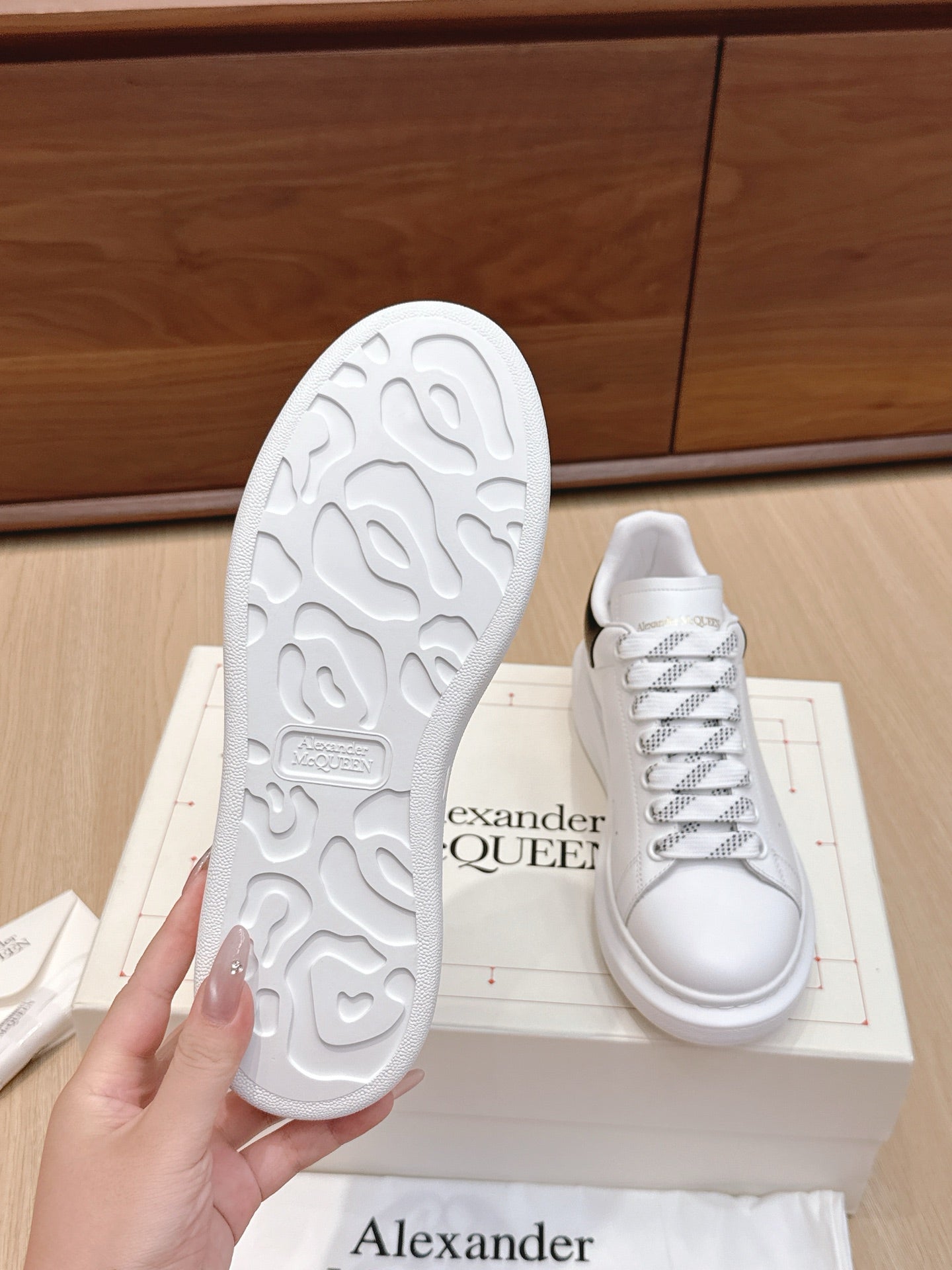 Alexander McQueen Sneaker White Black Cowhide 463111
