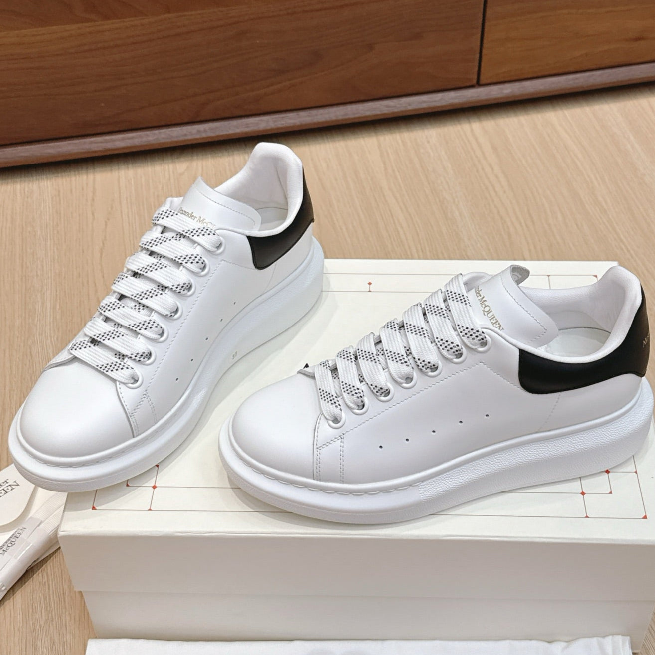 Alexander McQueen Sneaker White Black Cowhide 463111