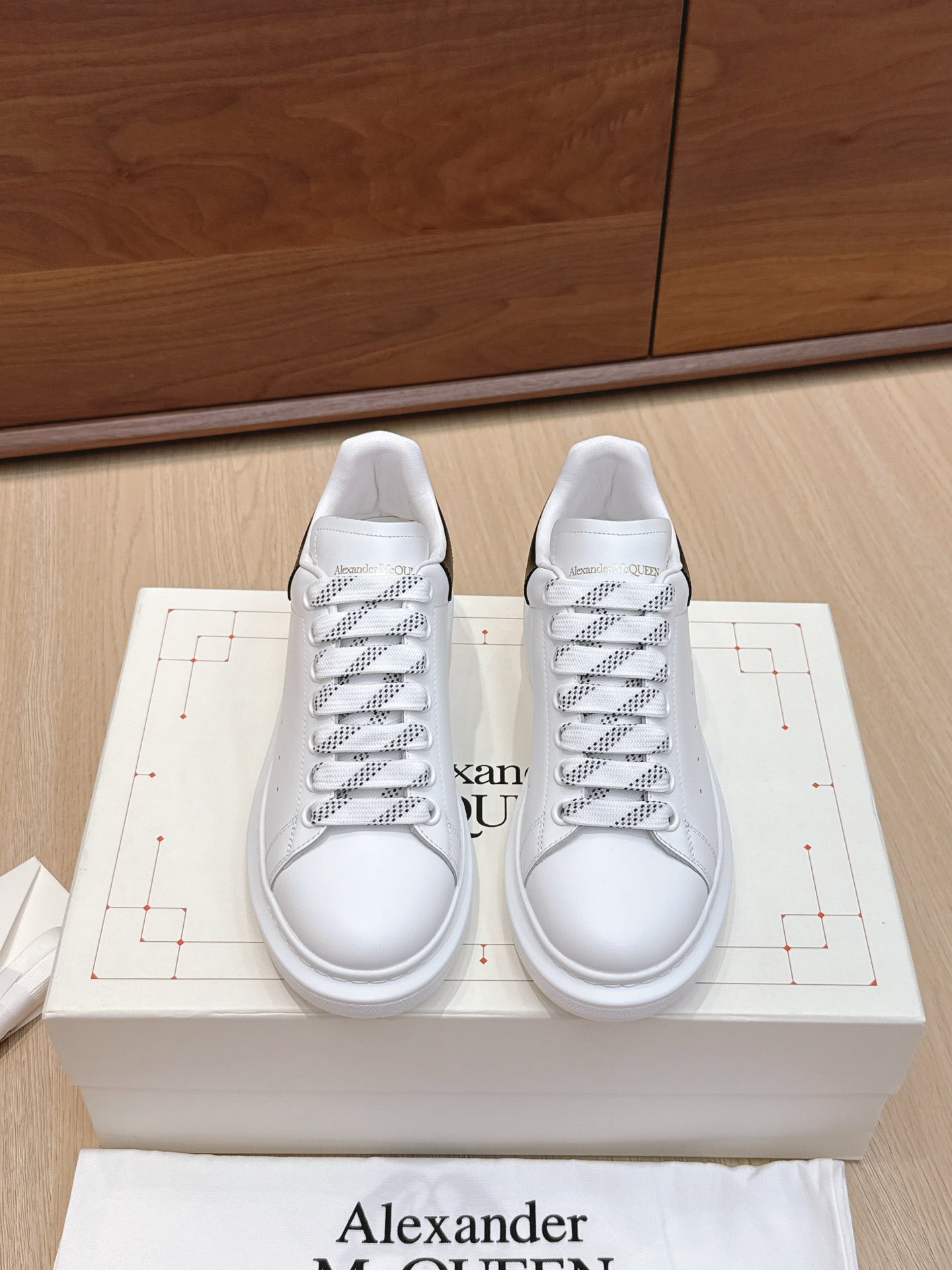 Alexander McQueen Sneaker White Black Cowhide 463111