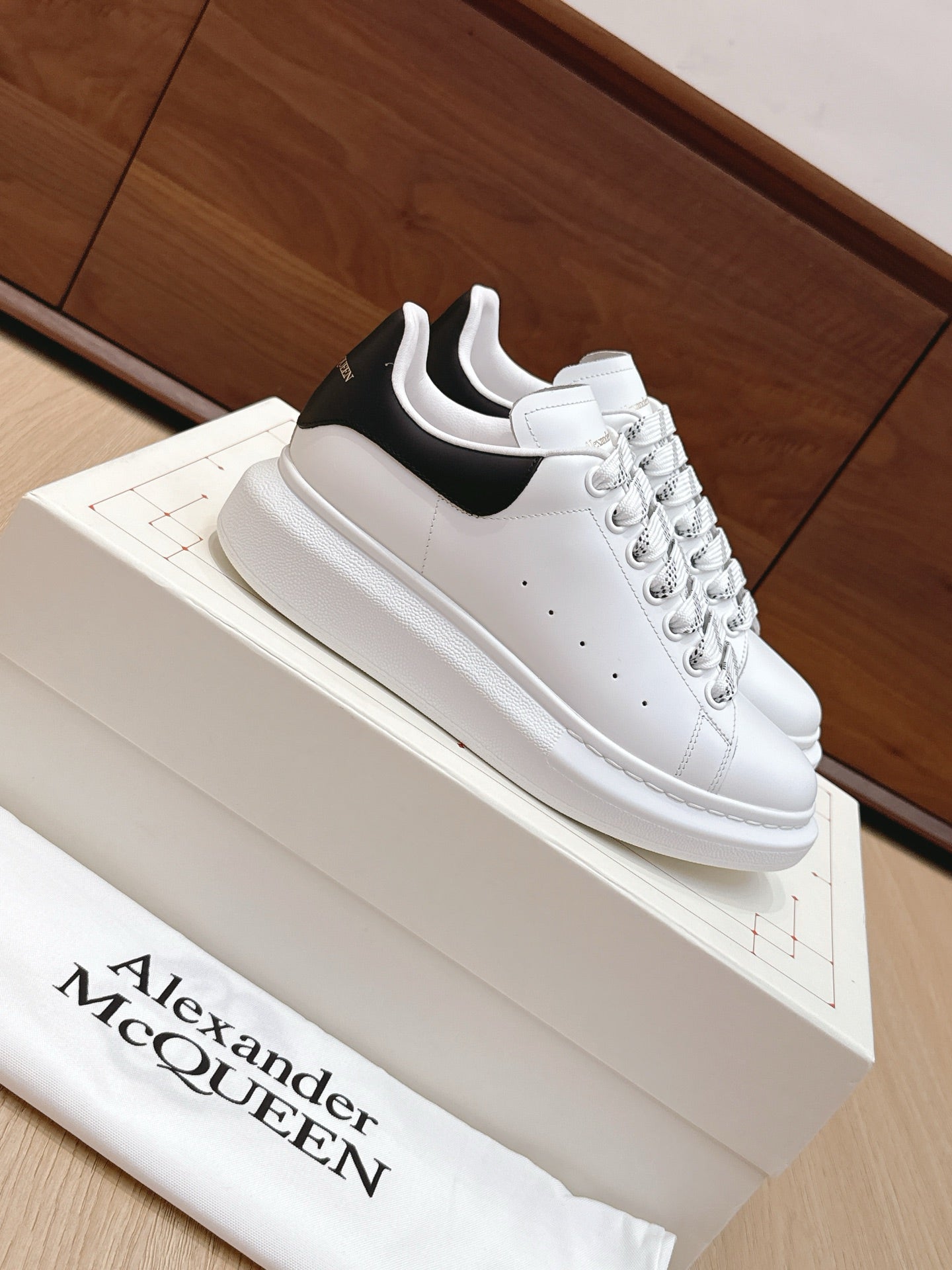 Alexander McQueen Sneaker White Black Cowhide 463111