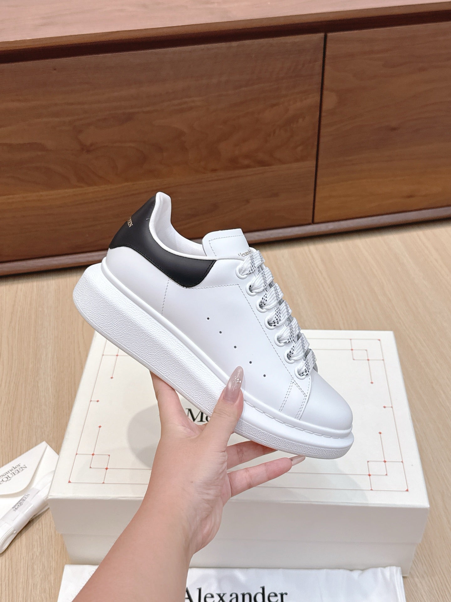 Alexander McQueen Sneaker White Black Cowhide 463111