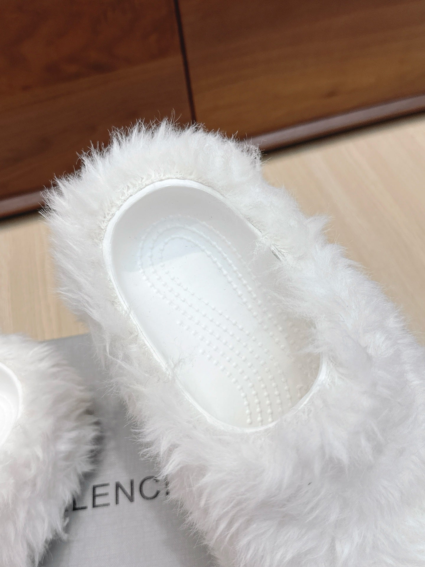 Balenciaga 25ss slippers white wool 462673