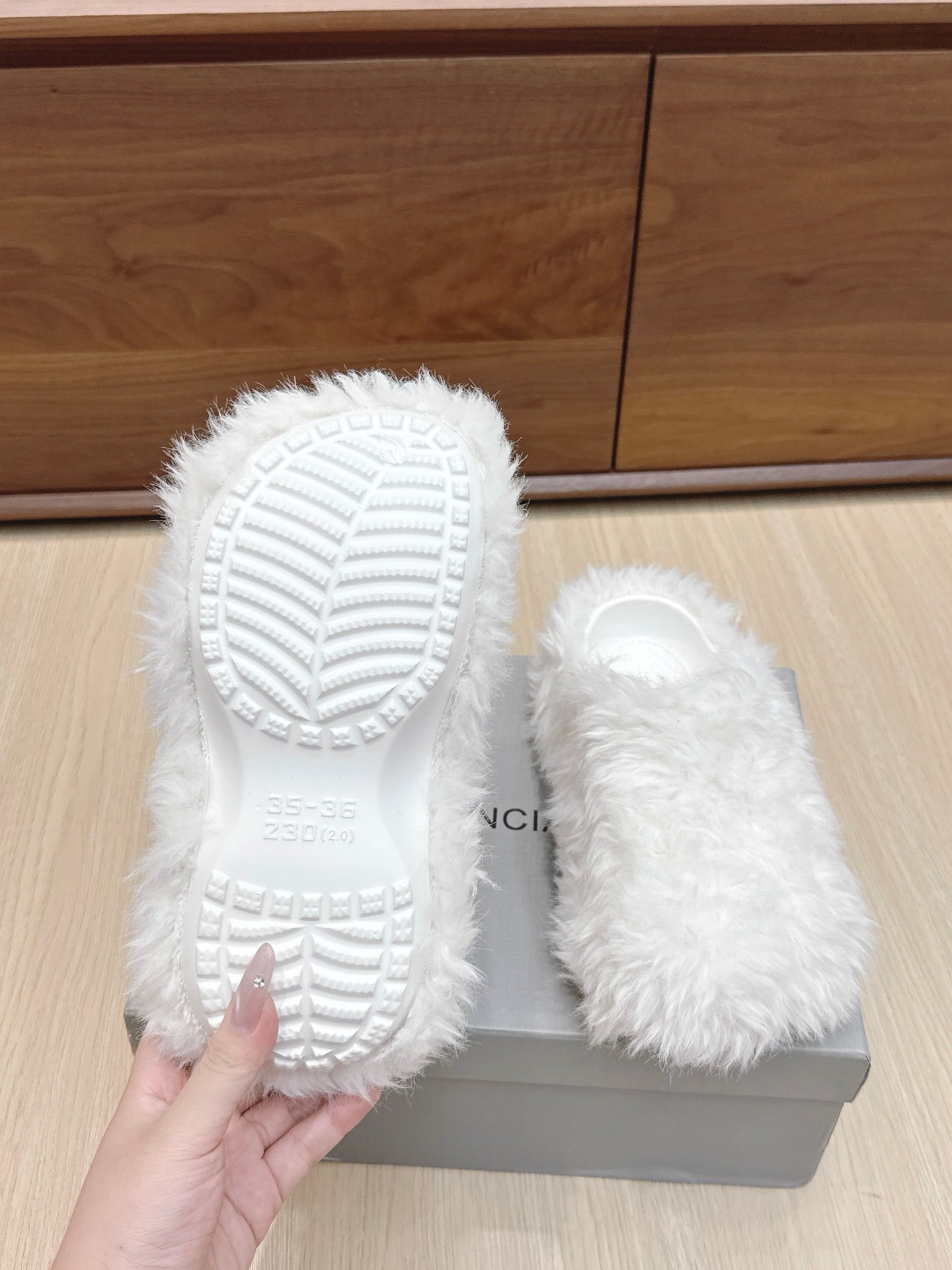 Balenciaga 25ss slippers white wool 462673