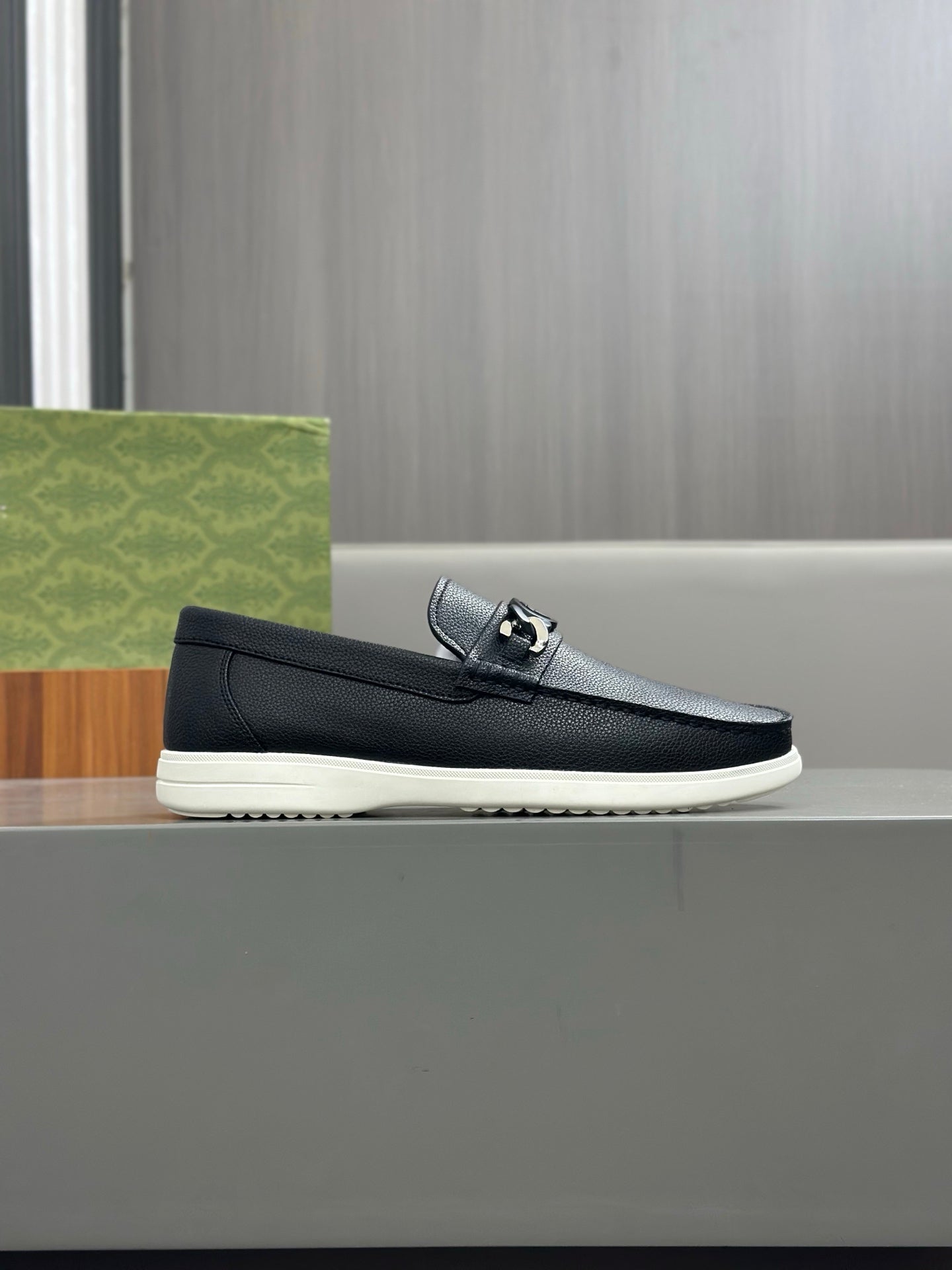 GG Men's Loafer Black Cowhide 573501