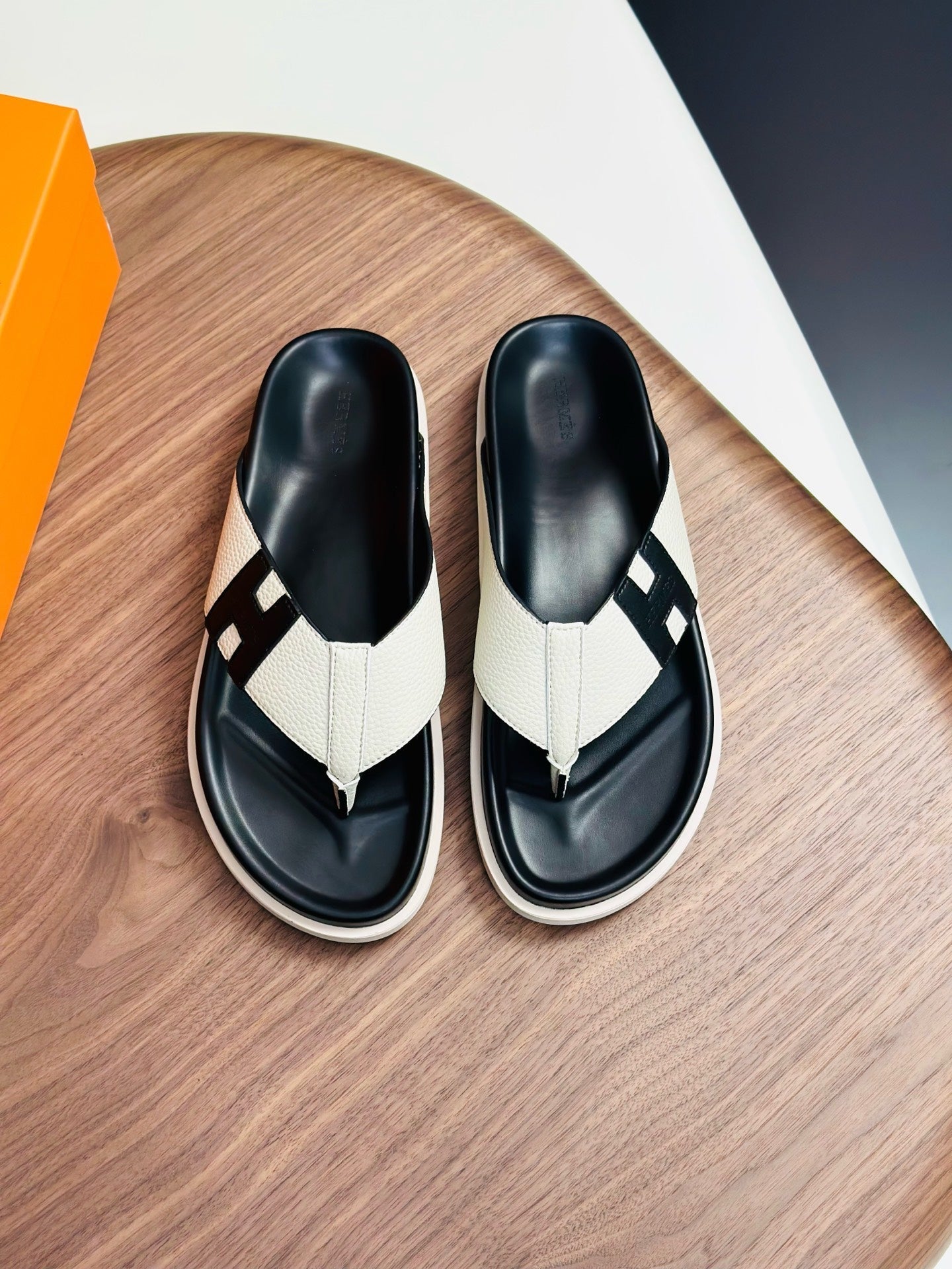 HM Men's Thong Sandals White Cowhide 684841