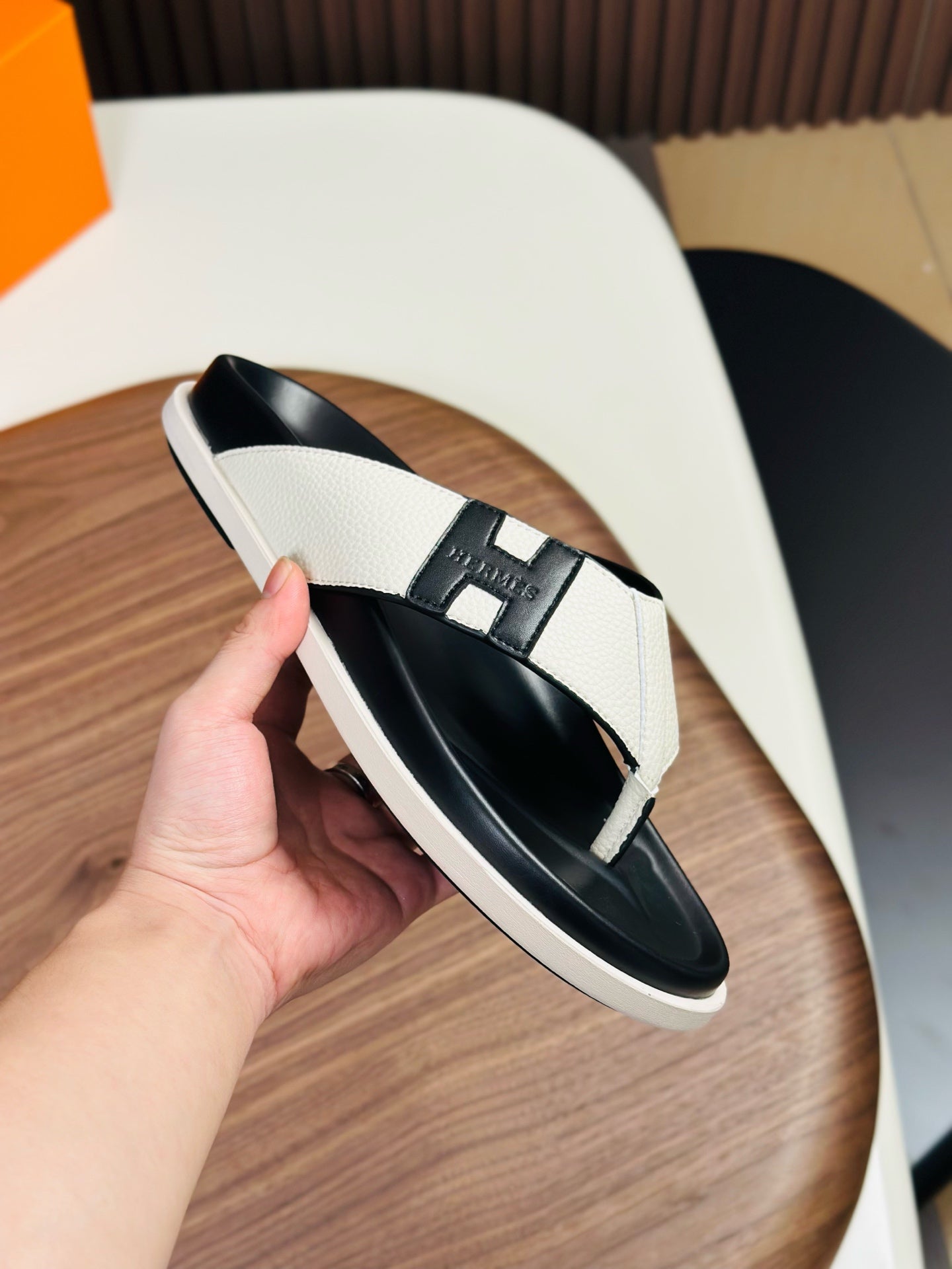 HM Men's Thong Sandals White Cowhide 684841