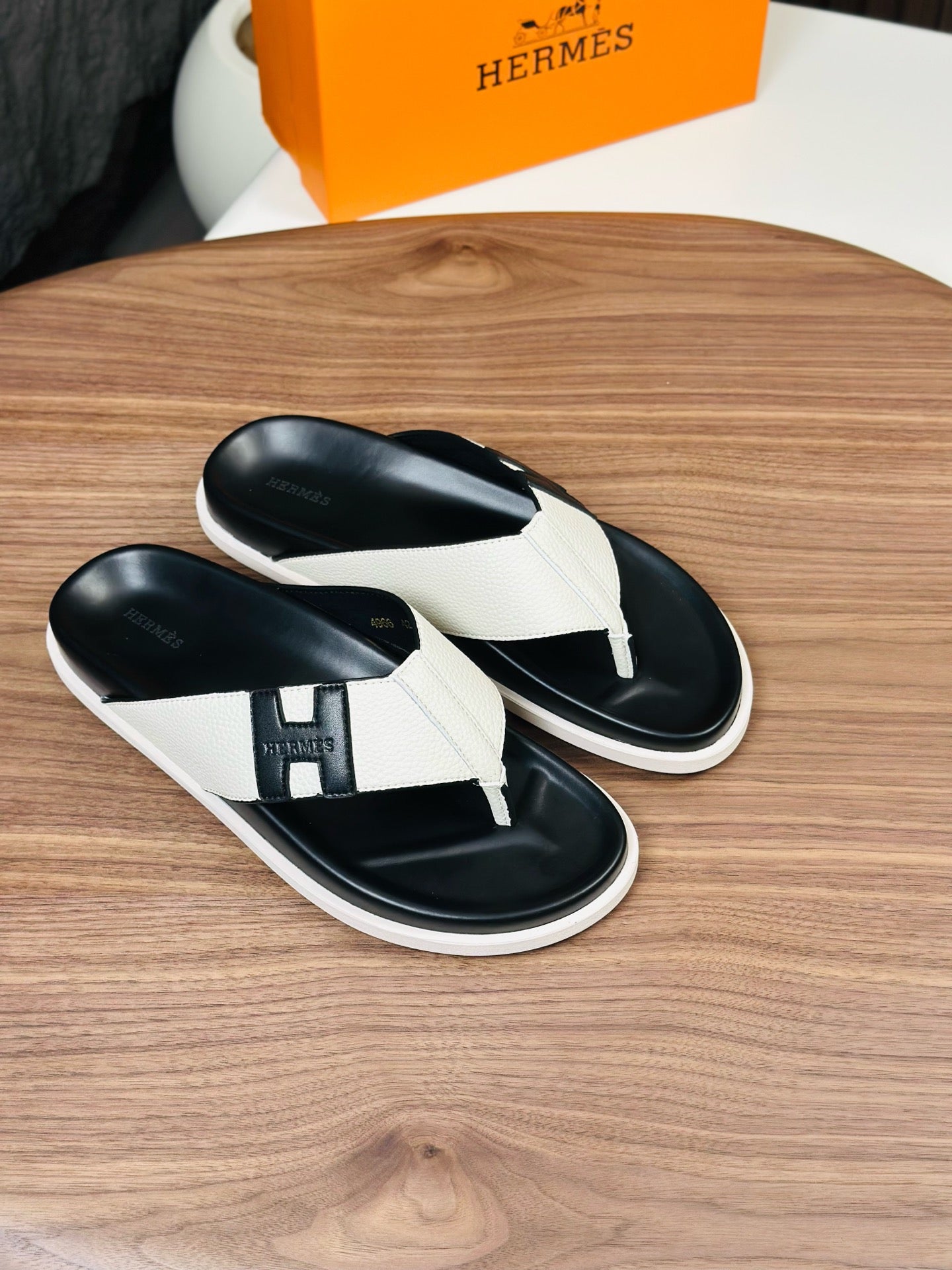 HM Men's Thong Sandals White Cowhide 684841