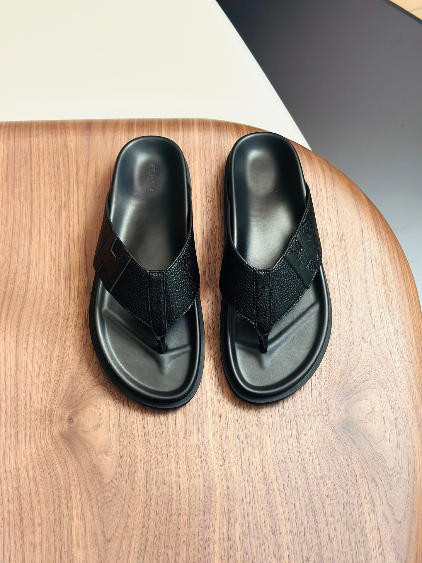 HM Men's Thong Sandals Black Cowhide 684842