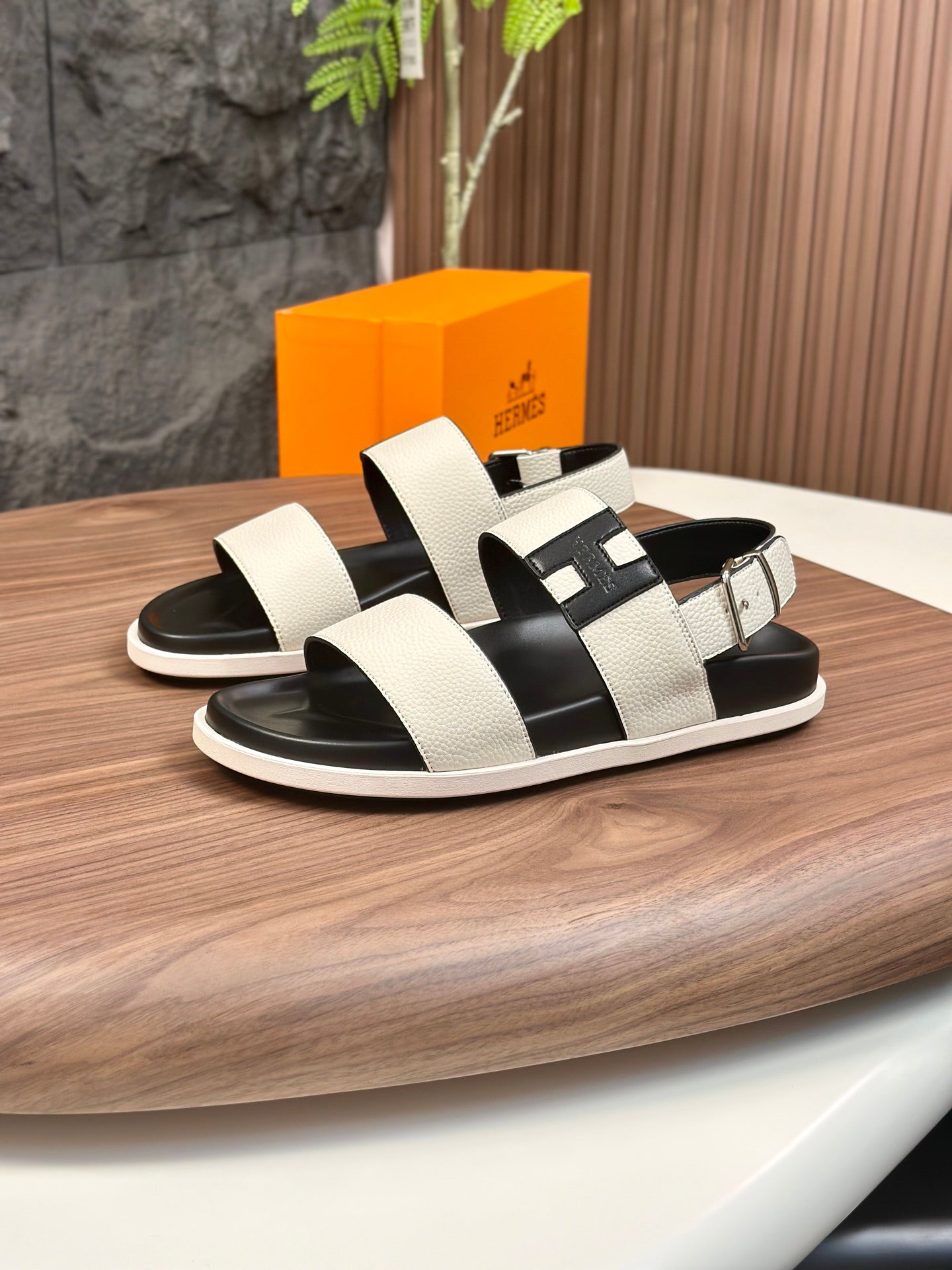 HM Men's Sandals White Cowhide 684855