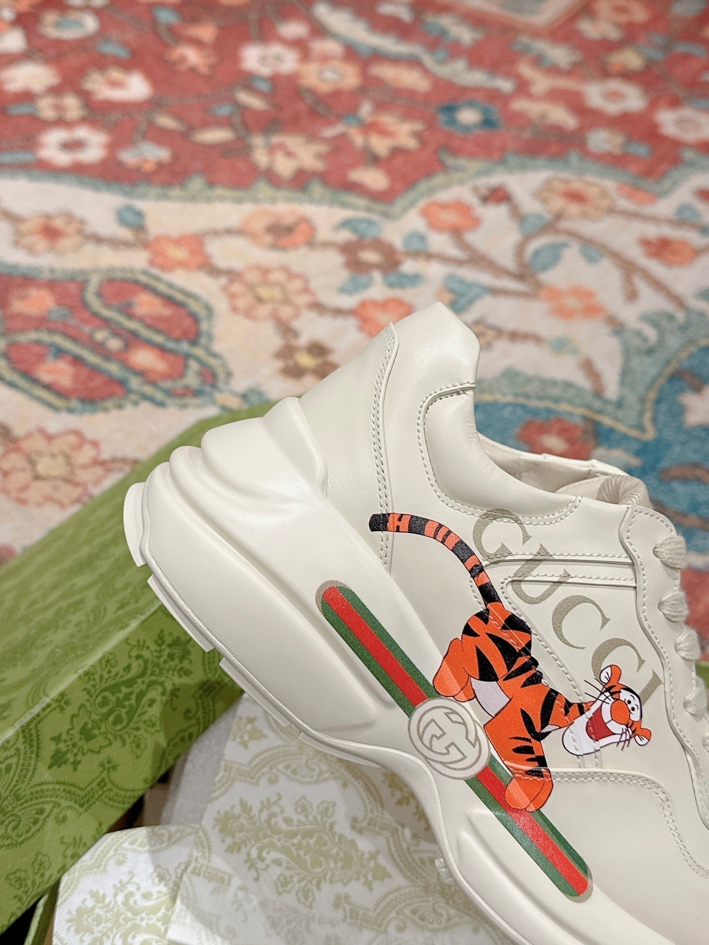 GG RHYTON LOGO TRAINER WHITE CALFSKIN WITH TIGER MOTIF