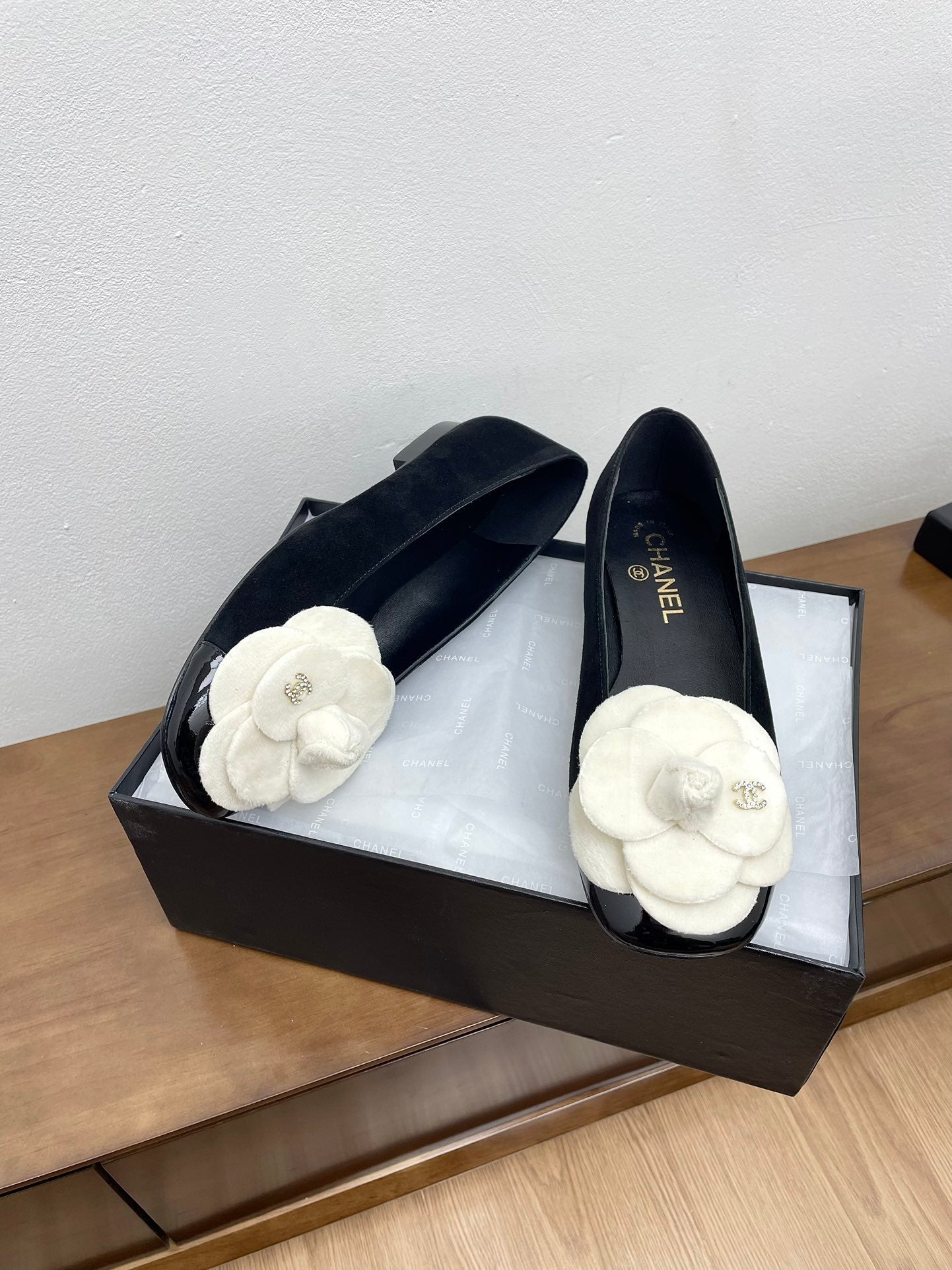 CC Ballet Flats Black With Camellia White Suede