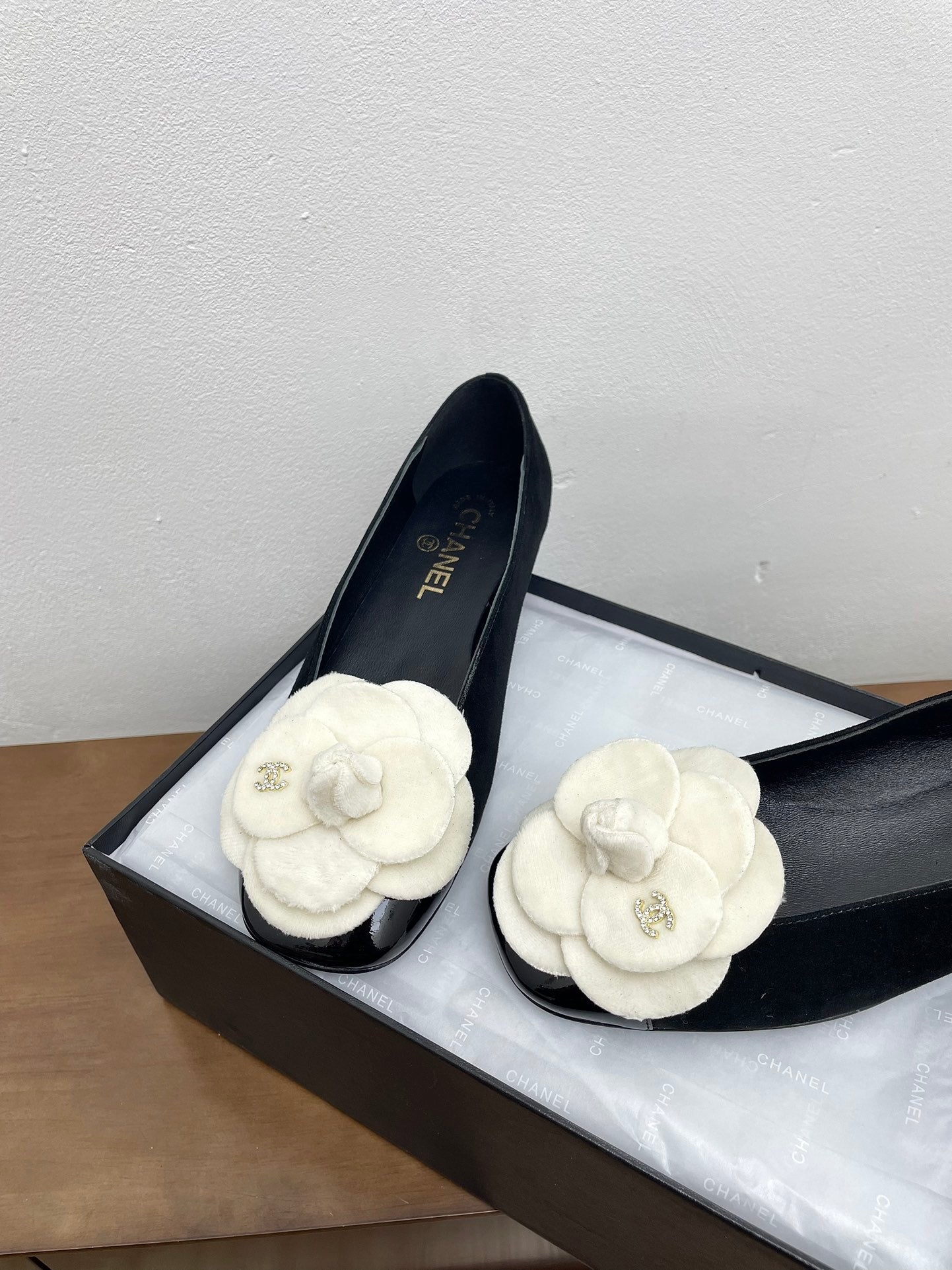 CC Ballet Flats Black With Camellia White Suede