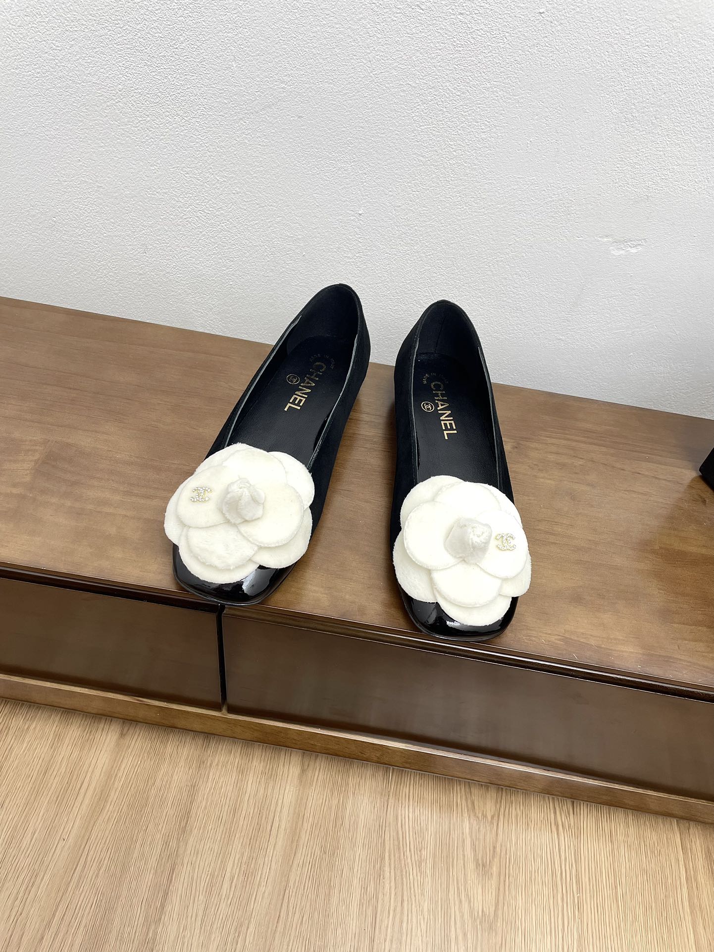 CC Ballet Flats Black With Camellia White Suede
