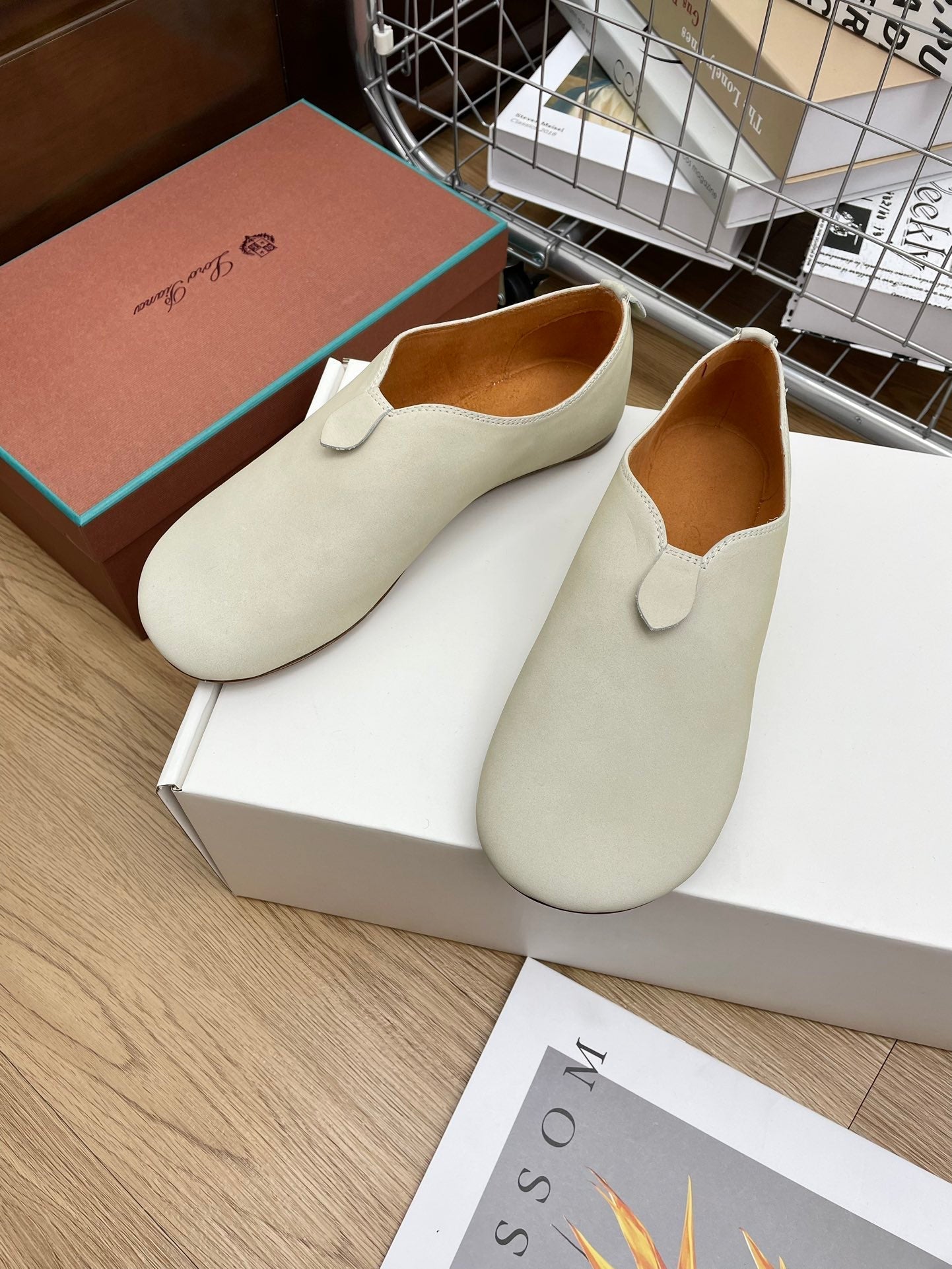 LP Floaty Flat Earth Ivory White Lambskin 989977